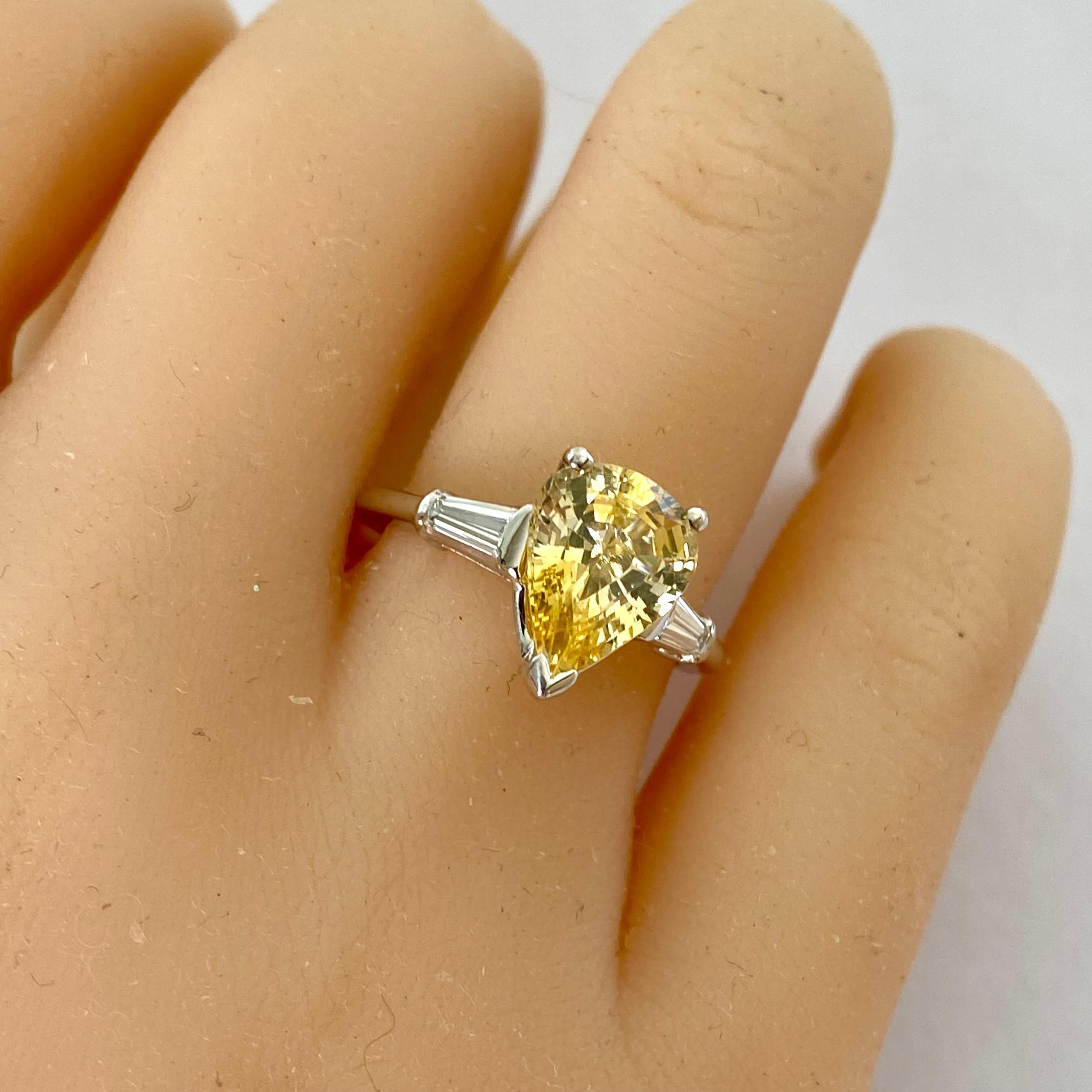 Platin Ring Birnengelber Ceylon Saphir spitz zulaufender Baguette-Diamant 2,65 Karat (Zeitgenössisch) im Angebot