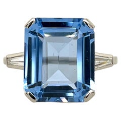 Bague en platine sertie d'un spinelle synthétique de 9,80 carats avec baguettes coniques assorties