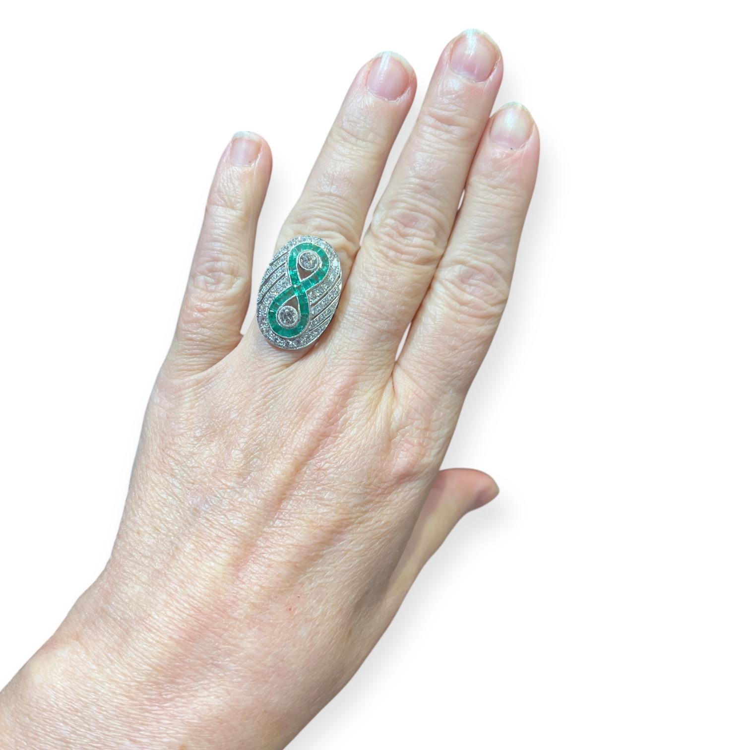 Bague en platine sertie d'émeraudes calibrées et de diamants - style Art déco, circa en vente 5