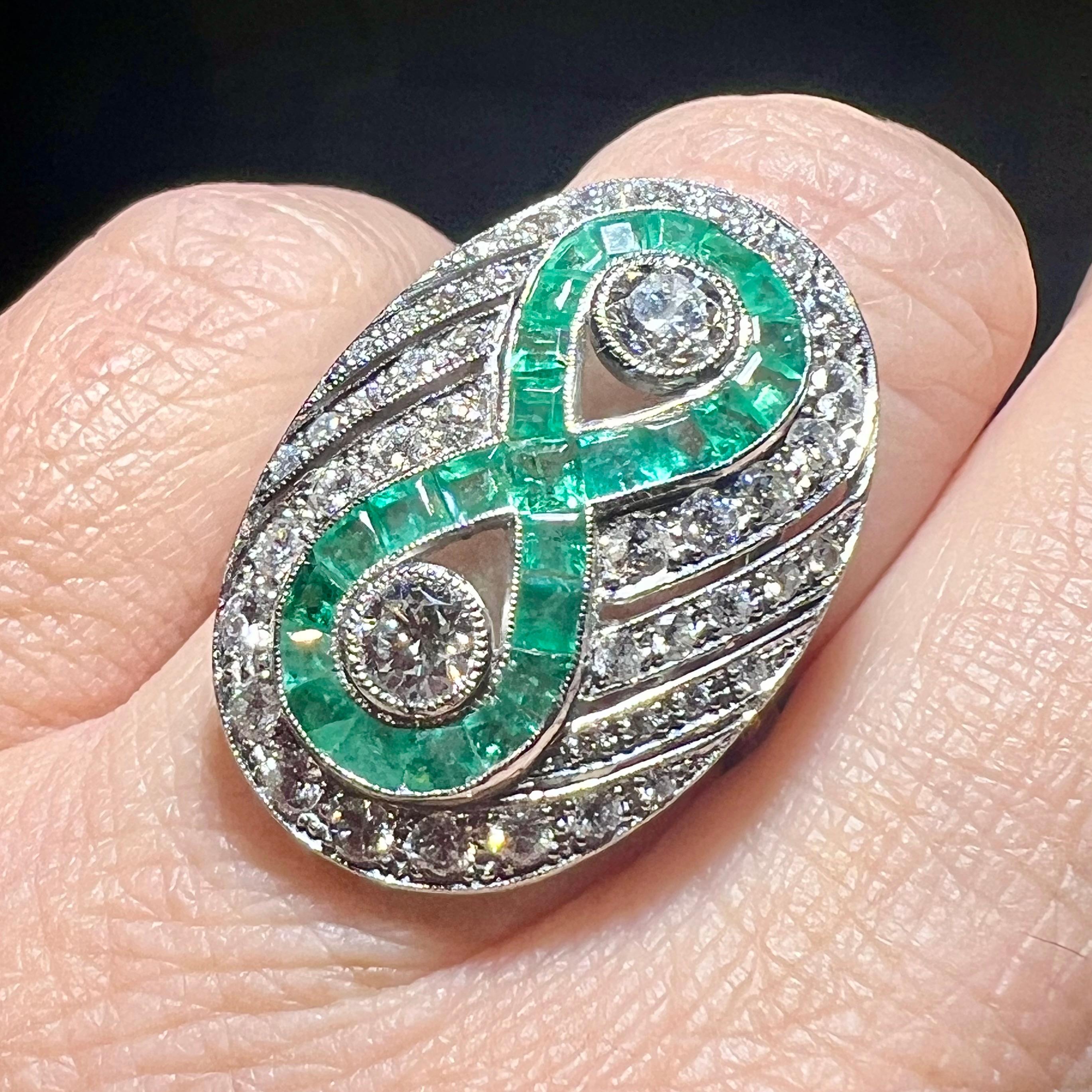 Bague en platine sertie d'émeraudes calibrées et de diamants - style Art déco, circa en vente 6