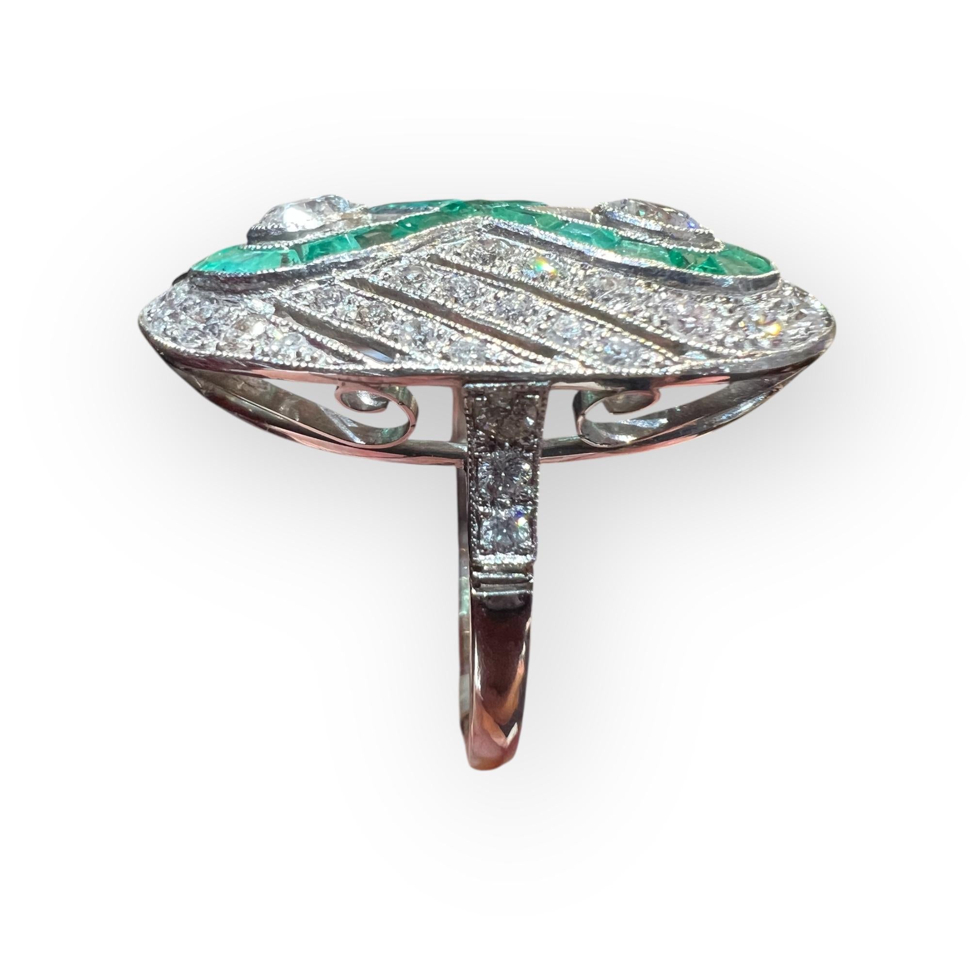 Superbe bague de cocktail en platine présentant un design ovale inspiré du mouvement de l'infini.
Le motif géométrique est serti de deux diamants principaux de taille brillant d'environ 0,25 ct chacun, entourés d'un délicat pavé de diamants