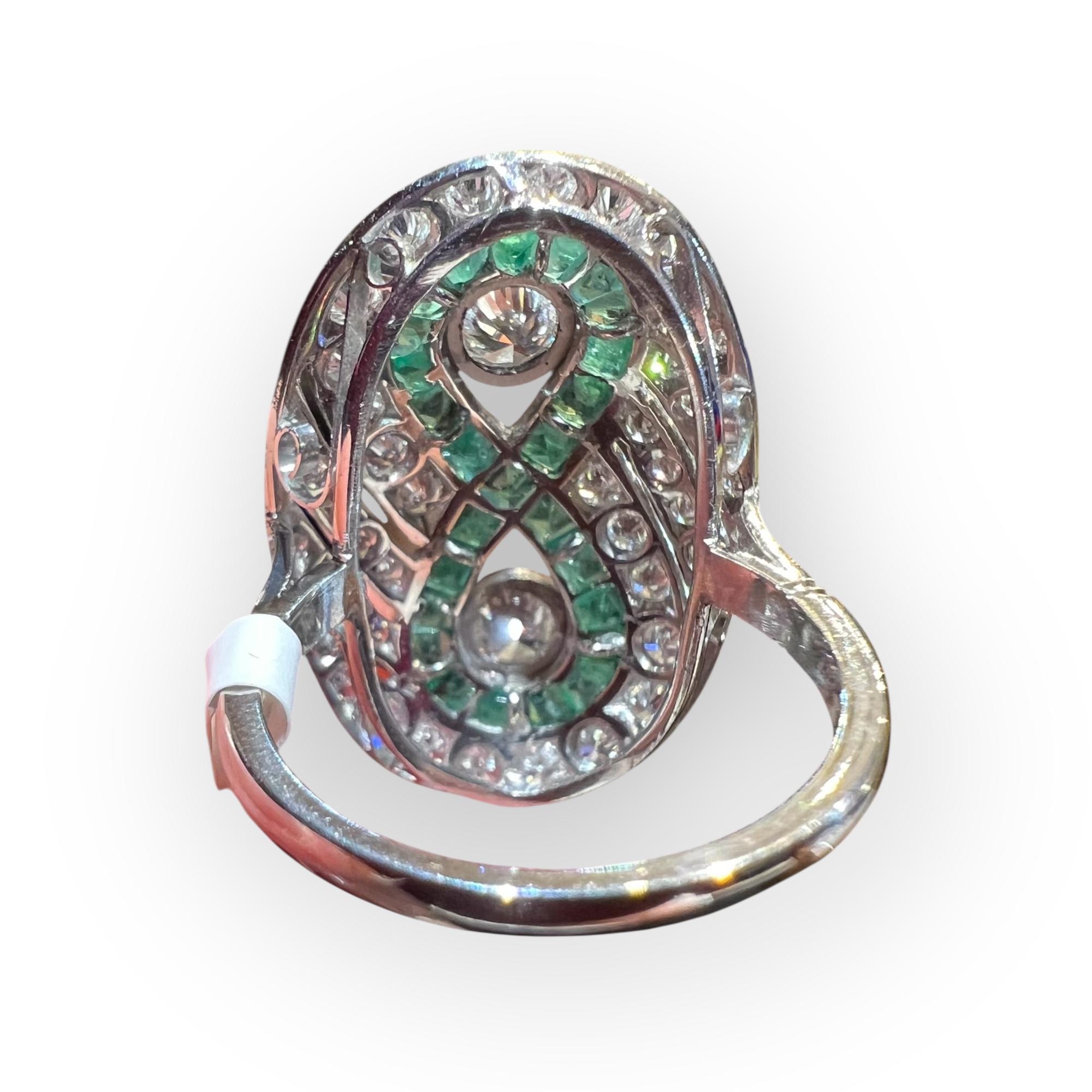 Taille émeraude Bague en platine sertie d'émeraudes calibrées et de diamants - style Art déco, circa en vente