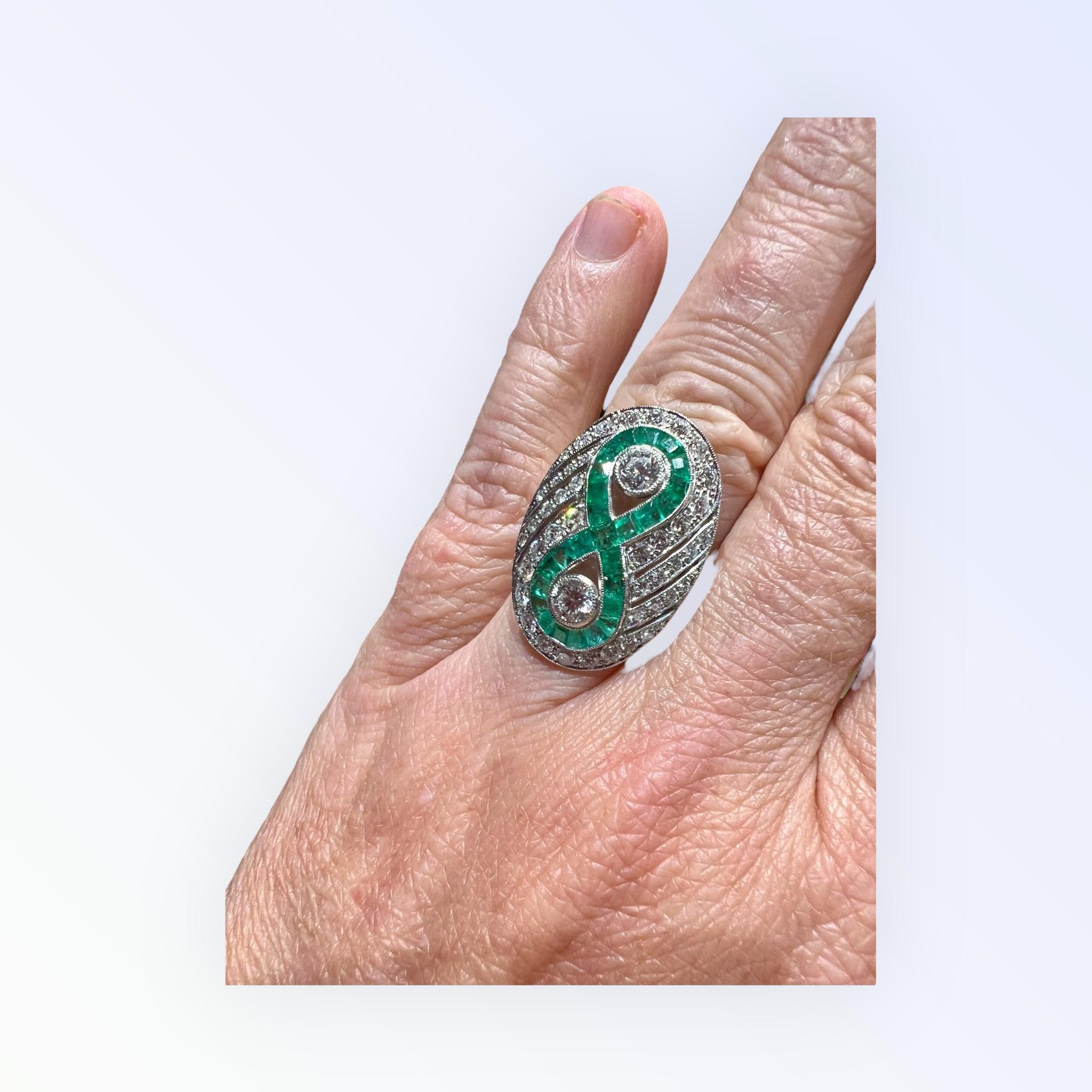 Bague en platine sertie d'émeraudes calibrées et de diamants - style Art déco, circa Bon état - En vente à SAINT-OUEN-SUR-SEINE, FR