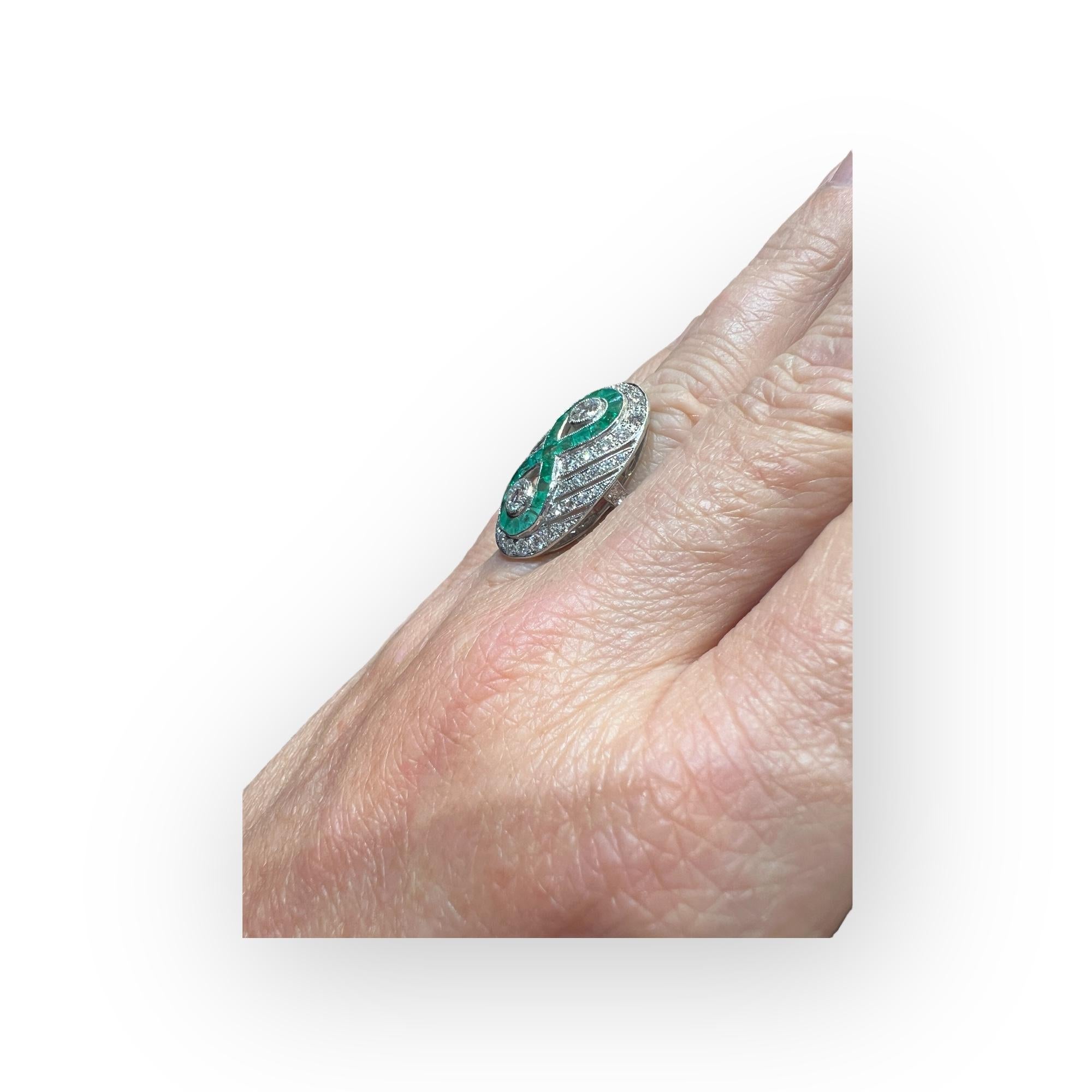 Bague en platine sertie d'émeraudes calibrées et de diamants - style Art déco, circa Pour femmes en vente