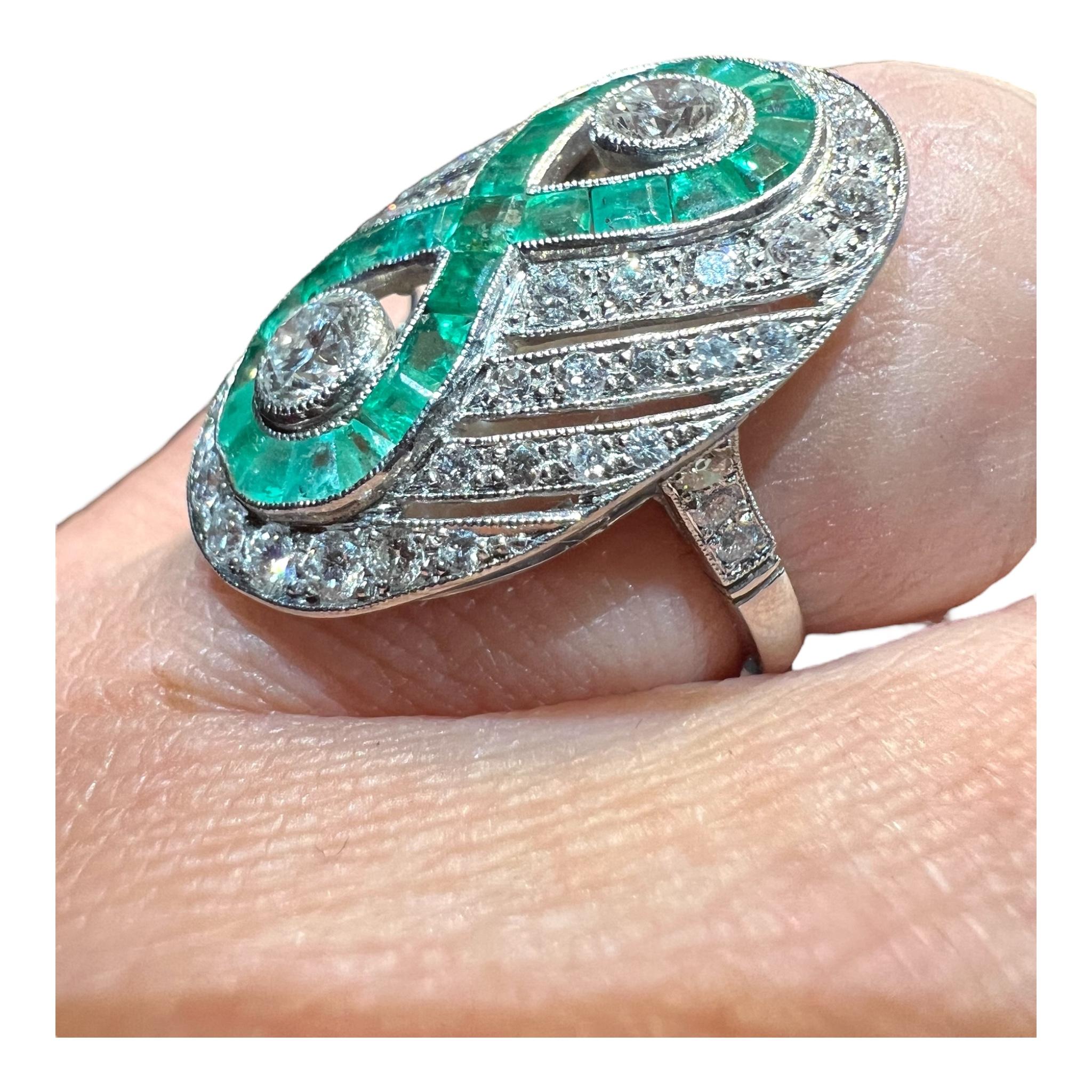 Bague en platine sertie d'émeraudes calibrées et de diamants - style Art déco, circa en vente 1