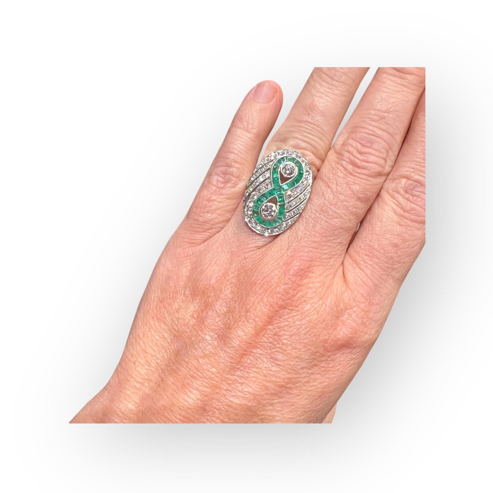 Bague en platine sertie d'émeraudes calibrées et de diamants - style Art déco, circa en vente 2
