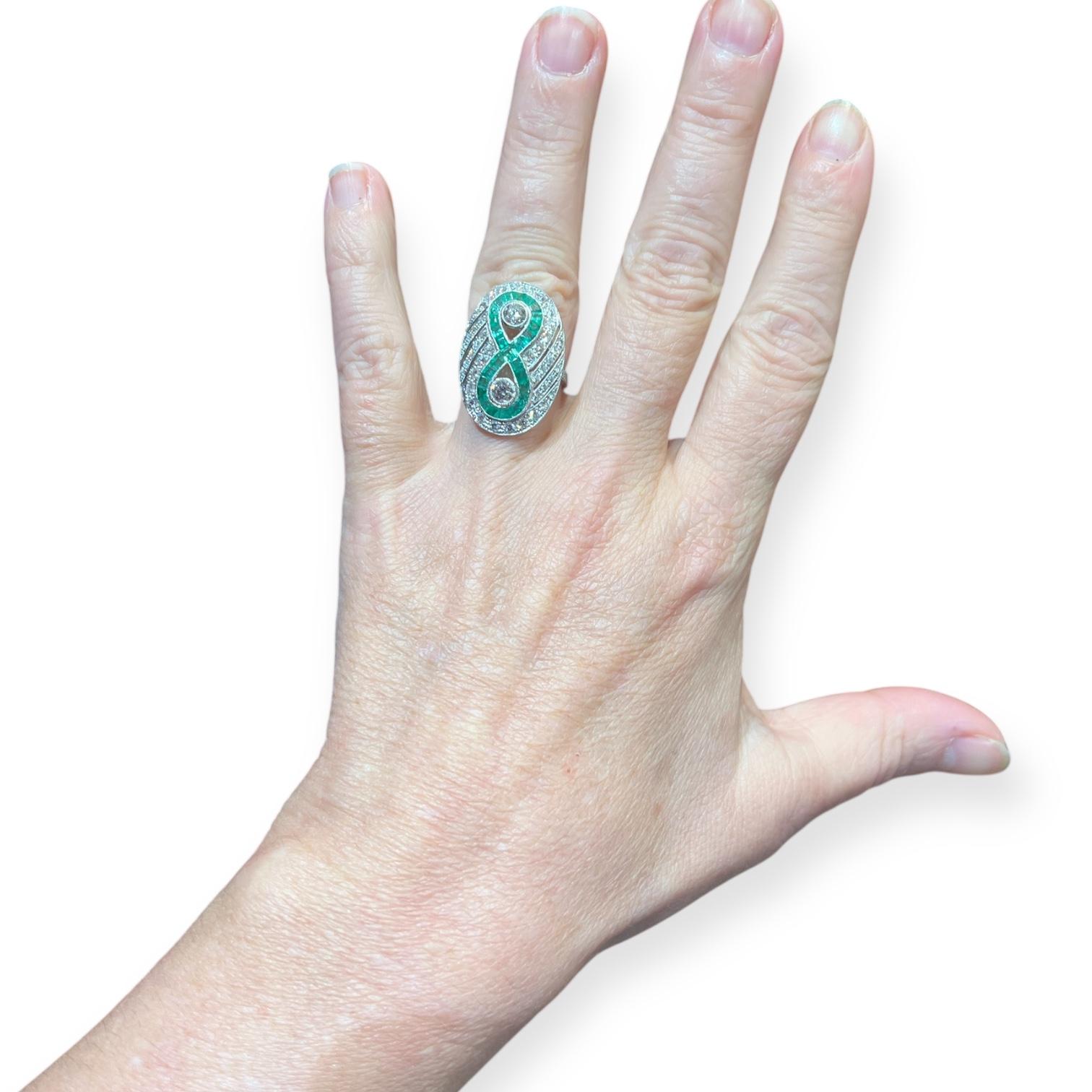 Bague en platine sertie d'émeraudes calibrées et de diamants - style Art déco, circa en vente 3