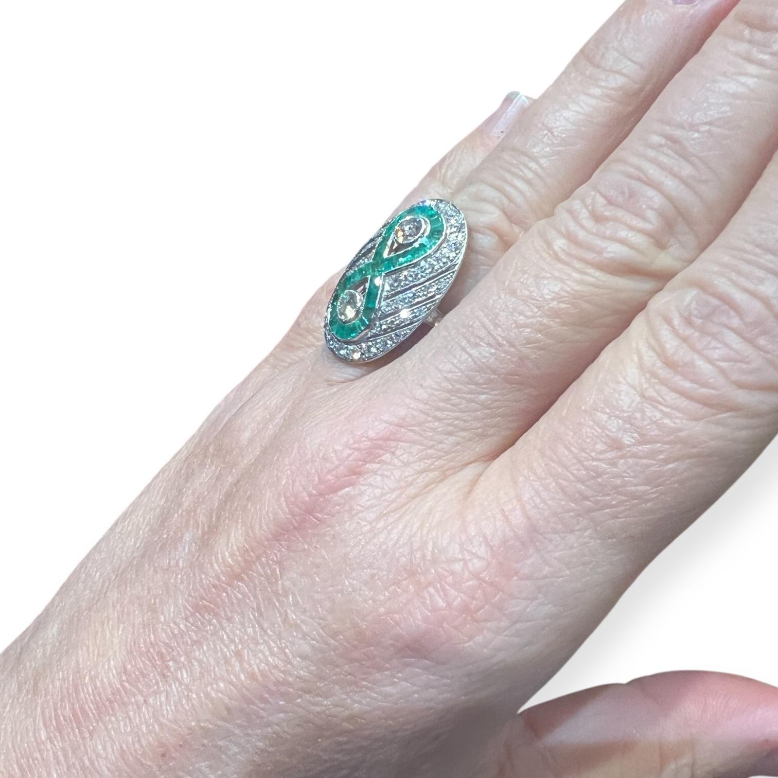 Bague en platine sertie d'émeraudes calibrées et de diamants - style Art déco, circa en vente 4
