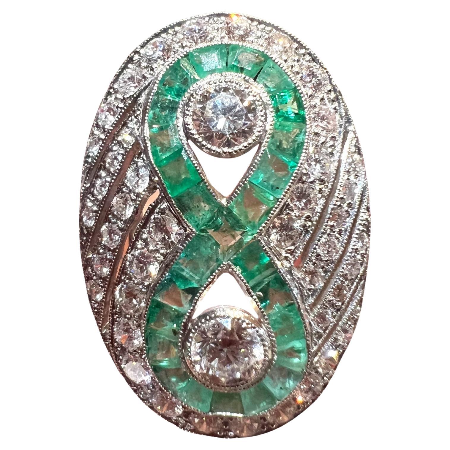 Bague en platine sertie d
émeraudes calibrées et de diamants - style Art déco, circa en vente