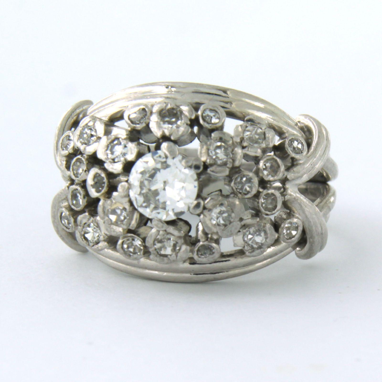 Platinring, besetzt mit alten europäischen Diamanten und Diamanten im Einzelschliff. 0.64ct - G - VS - Ringgröße U.S. 6 - EU. 16.5(52)

detaillierte Beschreibung:

die Oberseite des Rings beträgt 1,4 cm und ist 7,0 mm hoch

Gewicht 12,9 Gramm

Ring
