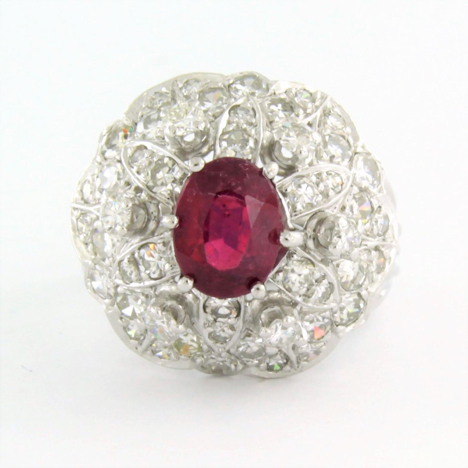Platinum ring set with a ruby ​​in the center. 1.05ct and around brilliant and single cut diamonds up to. 1.00ct - F/G - VS/SI - ring size U.S. 5.25 - EU. 16 (50)

detailed description:

the top of the ring is 1.7 cm wide by 1.1 cm high

weight 10.2