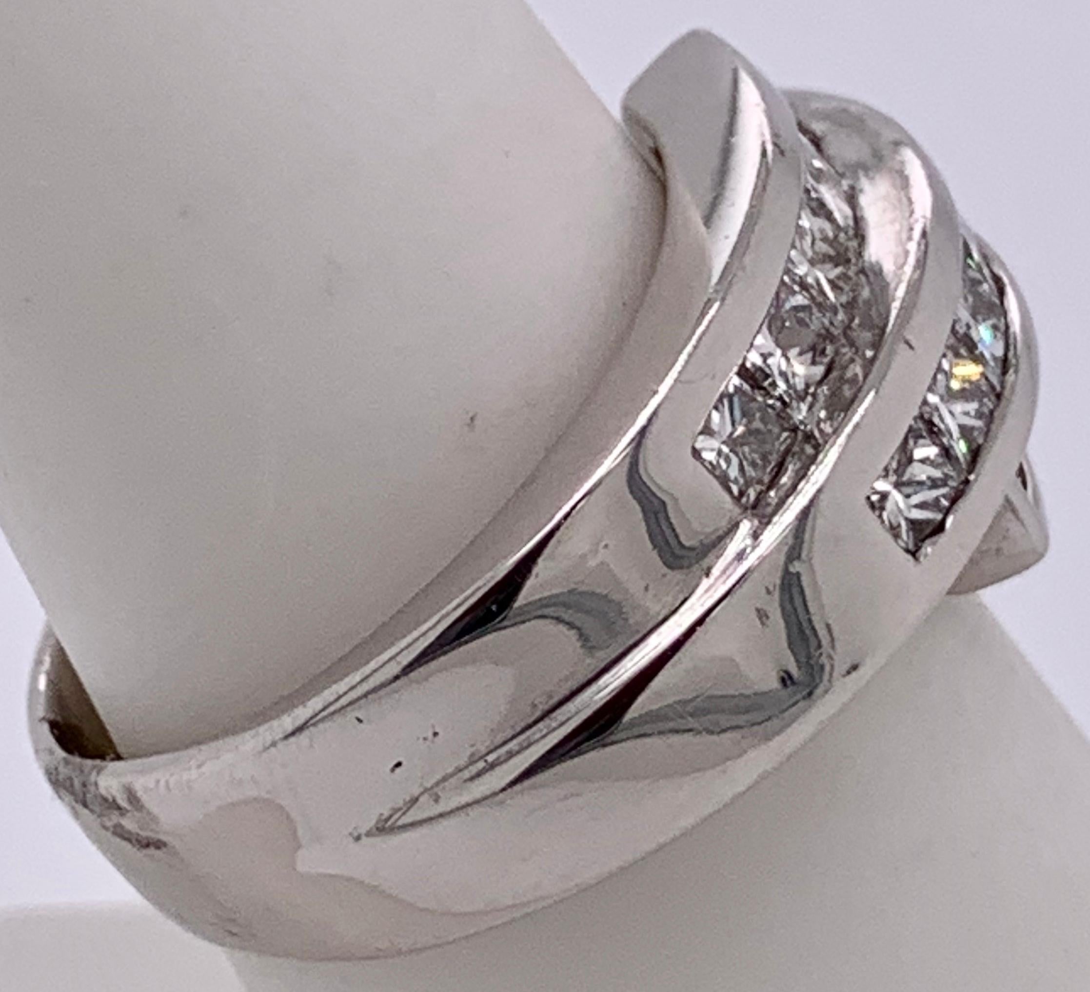 Platin-Ring-Hochzeitsring aus Platin mit dreistöckigem Diamantdesign 2,00 TDW für Damen oder Herren im Angebot