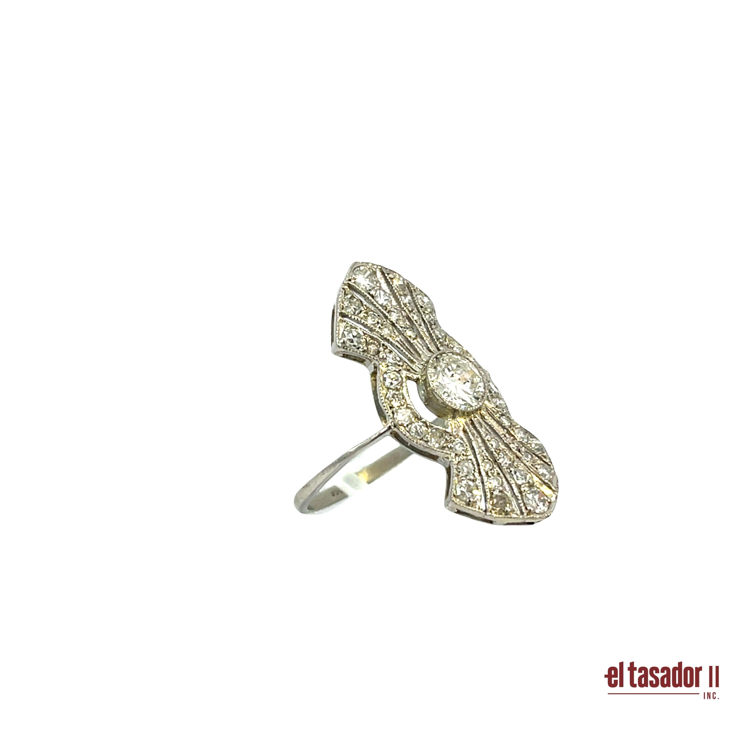 Realizzato in platino e con un peso di 5 grammi, questo raffinato anello mette in risalto un diamante da 0,58 carati con taglio brillante al centro, che irradia eleganza e fuoco. Intorno alla gemma centrale ci sono altri 0,90 carati di diamanti