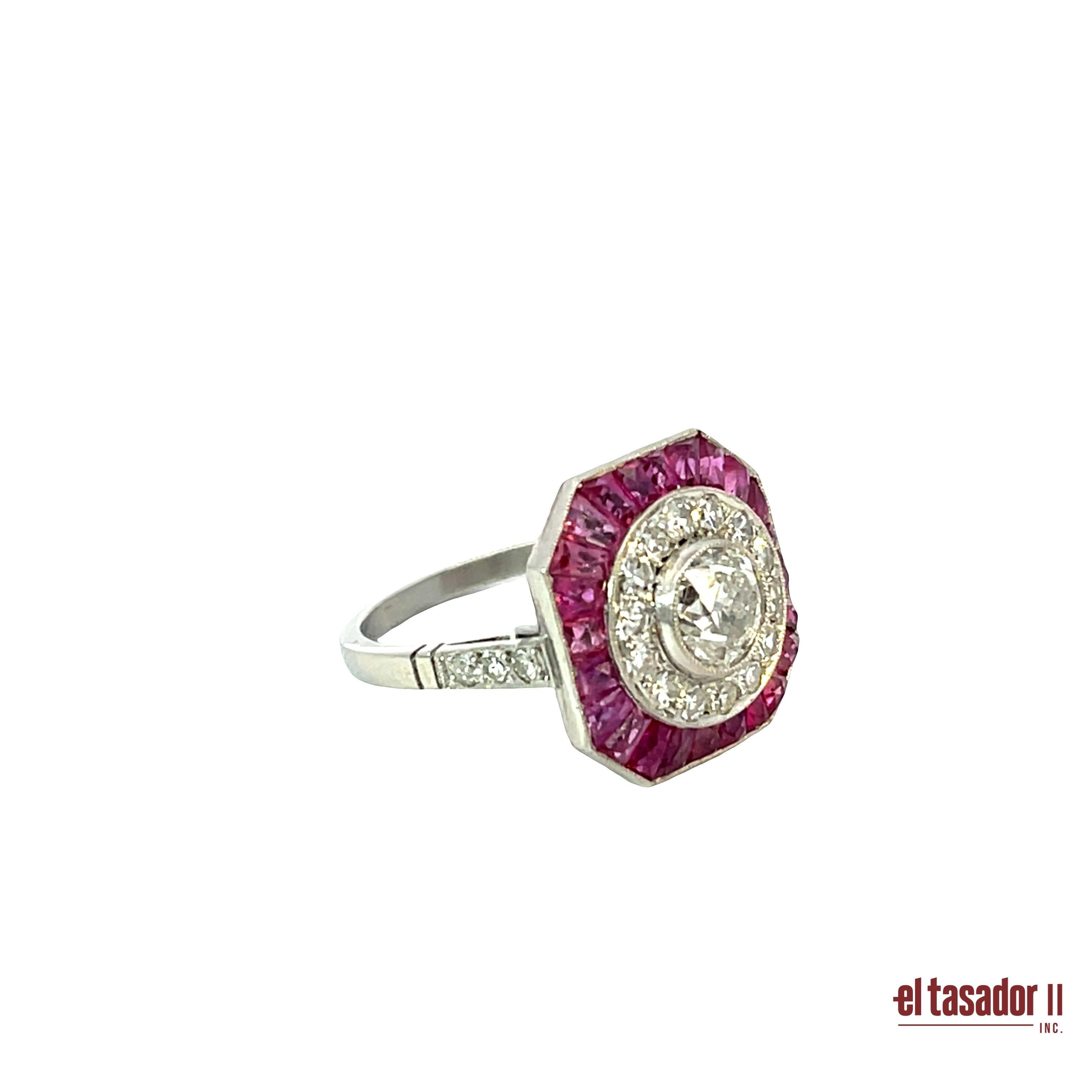Questo splendido anello in platino, del peso di 6,1 grammi, presenta un diamante centrale con taglio a brillante di 0,98 carati, circondato da altri 0,52 carati di diamanti rotondi con taglio a brillante che aggiungono ulteriore brillantezza e
