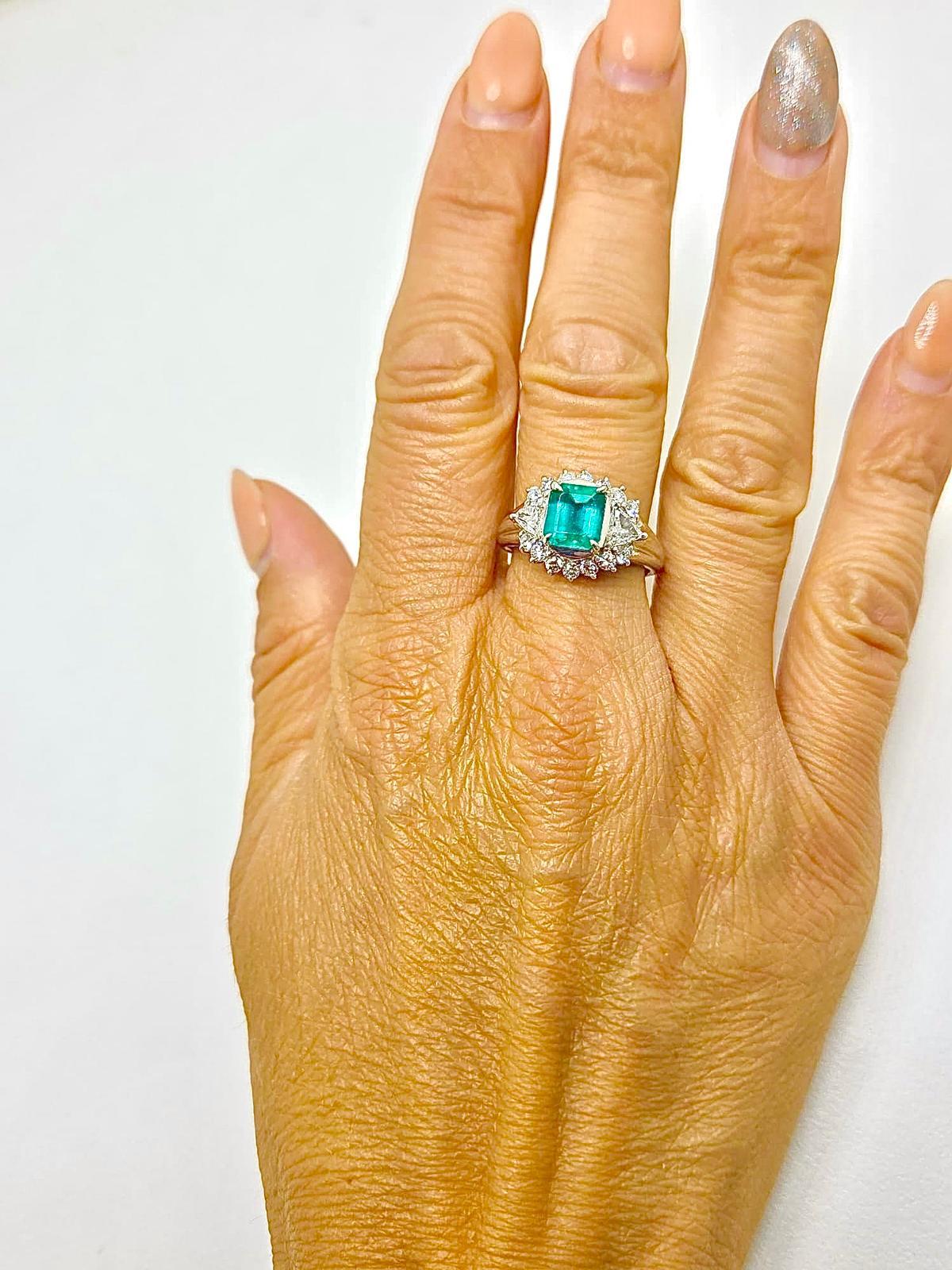 Platinum Ring with 1.54 ct Natural Emerald, Pear-Cut and Brilliant Diamonds in vendita 4