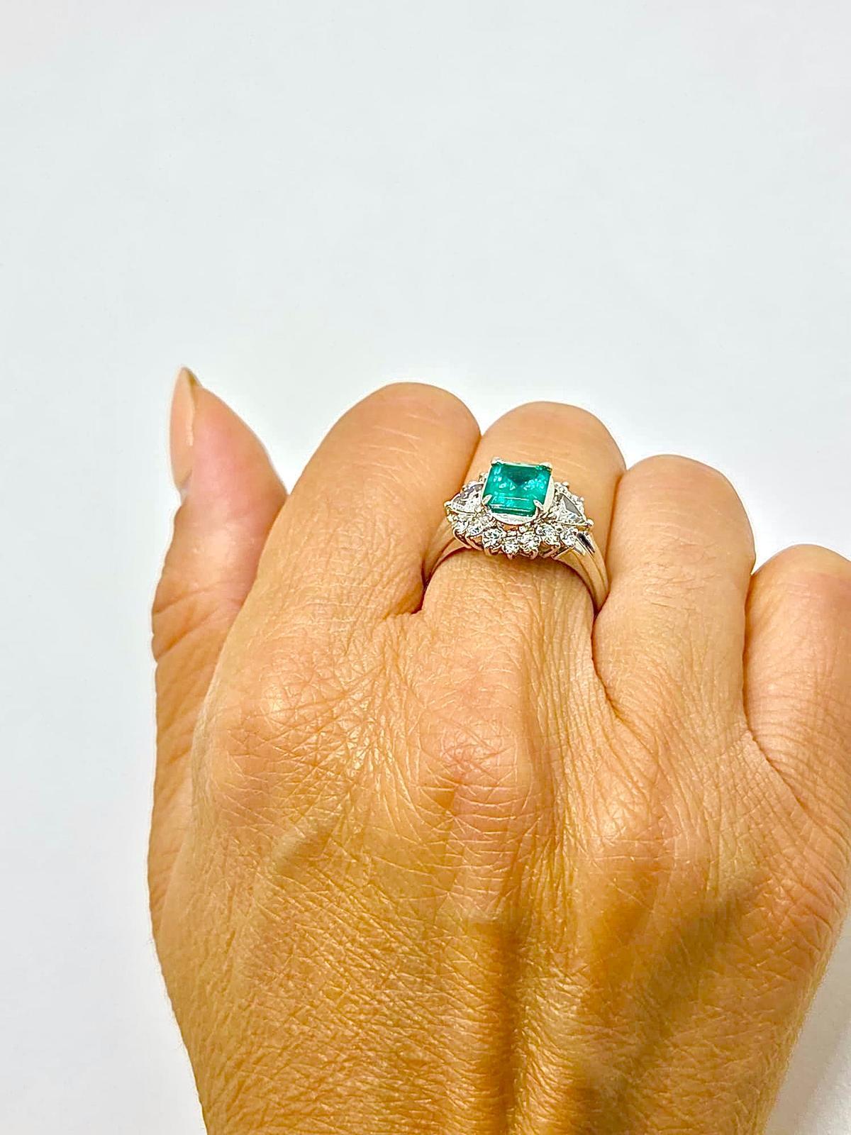 Platinum Ring with 1.54 ct Natural Emerald, Pear-Cut and Brilliant Diamonds in vendita 5