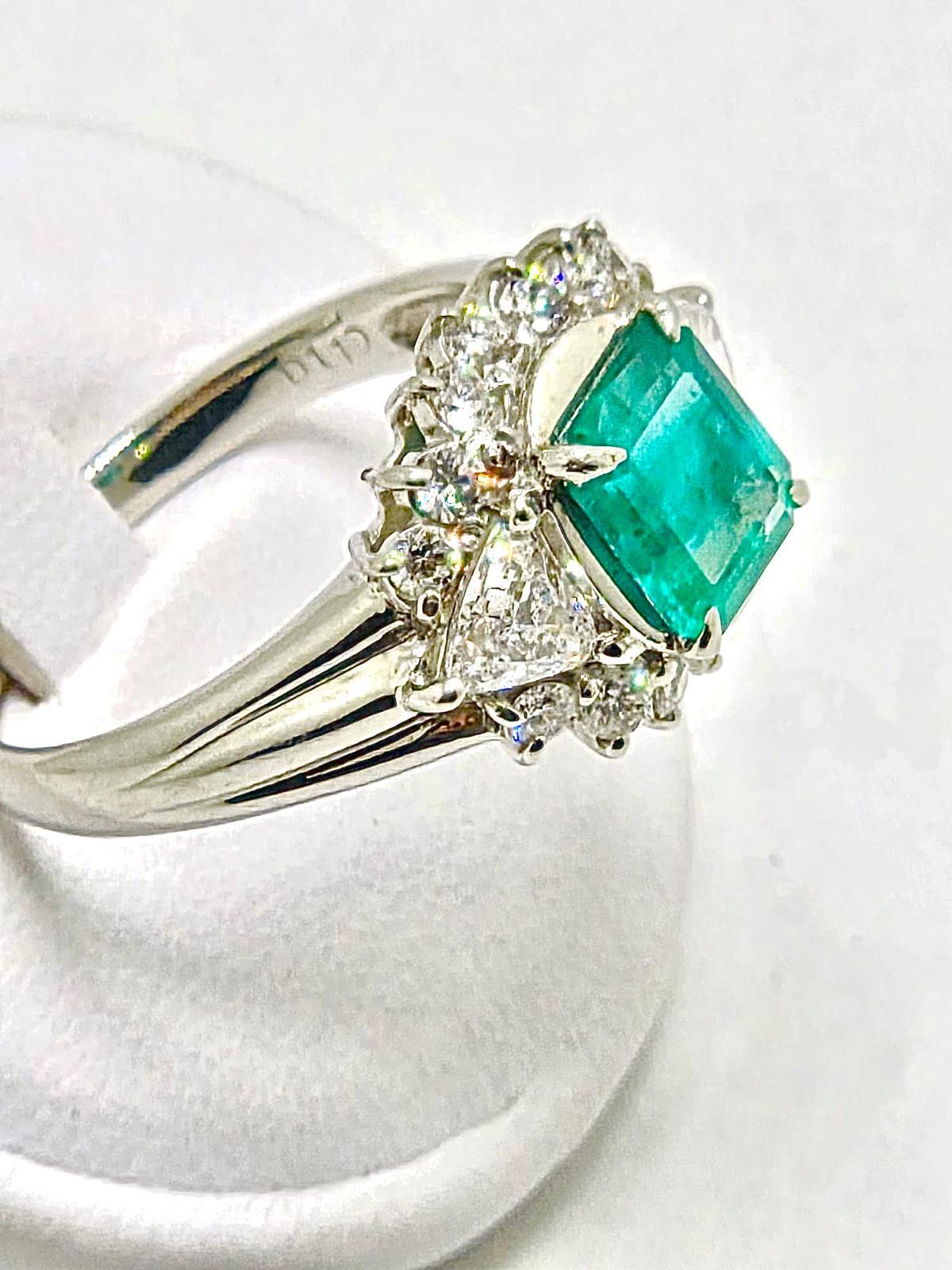 Emerald Cut Platinum Ring with 1.54 ct Natural Emerald, Pear-Cut and Brilliant Diamonds in vendita