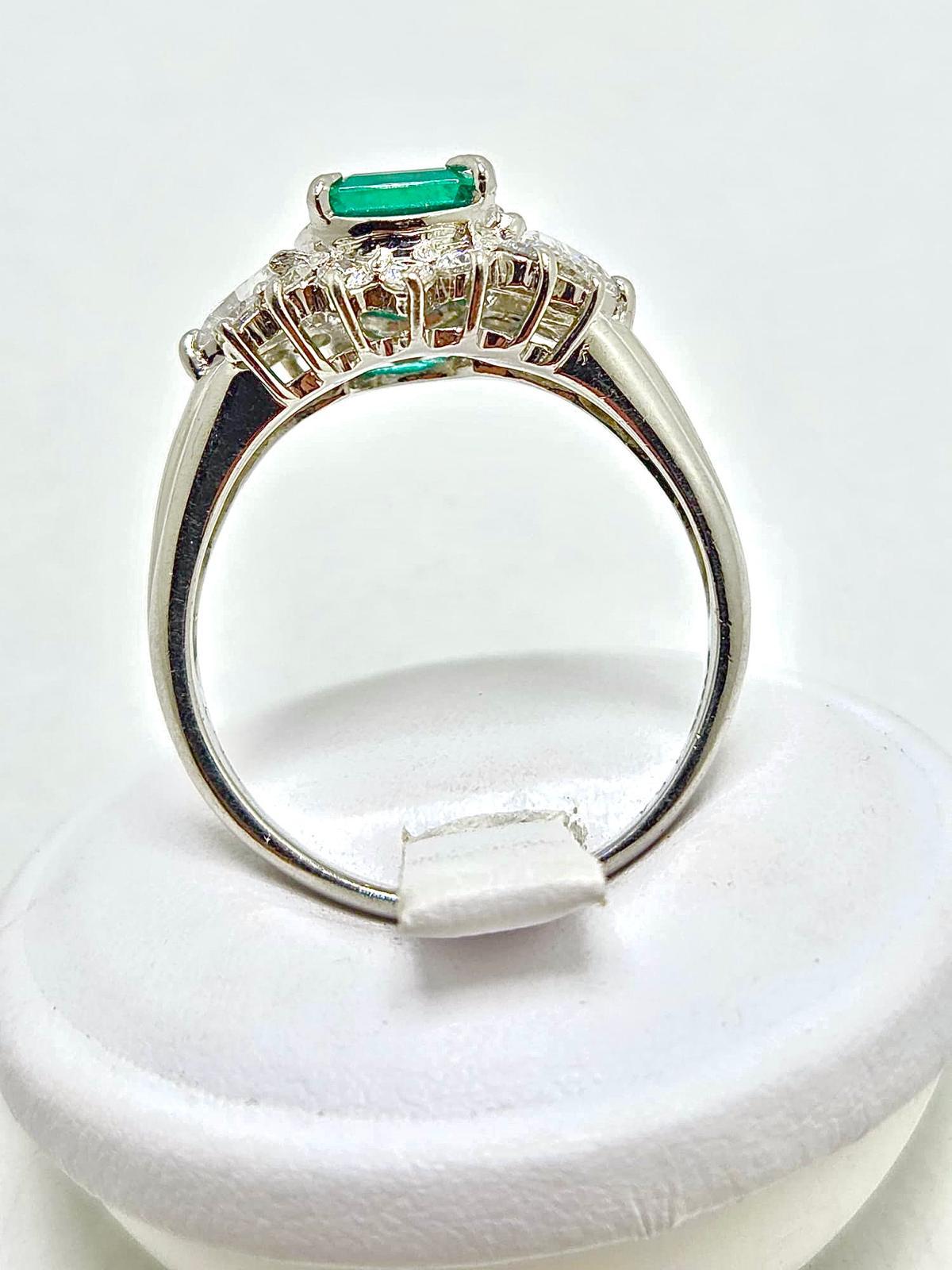 Platinum Ring with 1.54 ct Natural Emerald, Pear-Cut and Brilliant Diamonds In condizioni Nuovo in vendita a Roma, IT