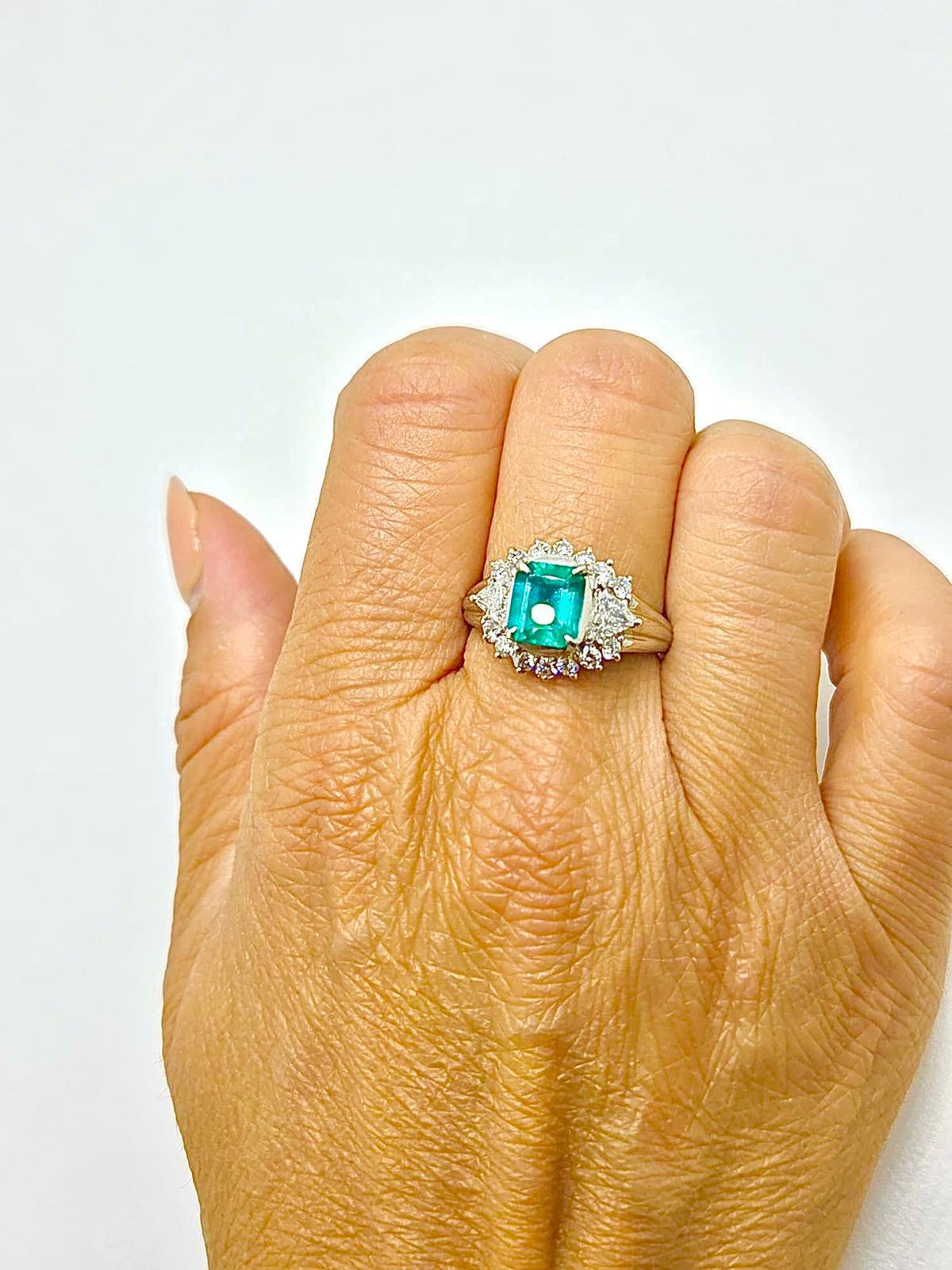 Platinum Ring with 1.54 ct Natural Emerald, Pear-Cut and Brilliant Diamonds in vendita 3
