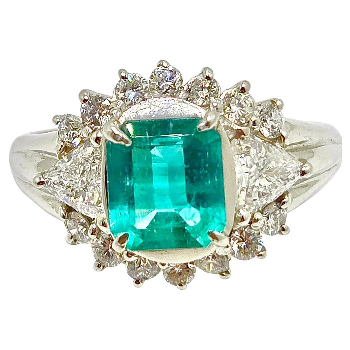 Platinum Ring with 1.54 ct Natural Emerald, Pear-Cut and Brilliant Diamonds in vendita