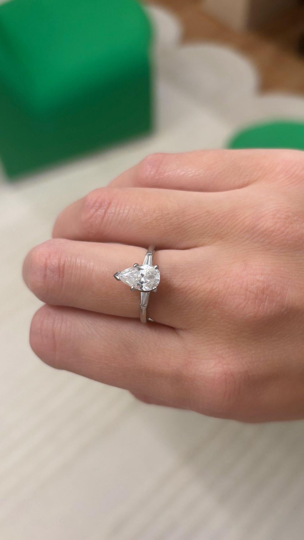 Anillo de Platino con Diamante en Forma de Pera de 1,60 Quilates y Detalles en Baguette en venta 9