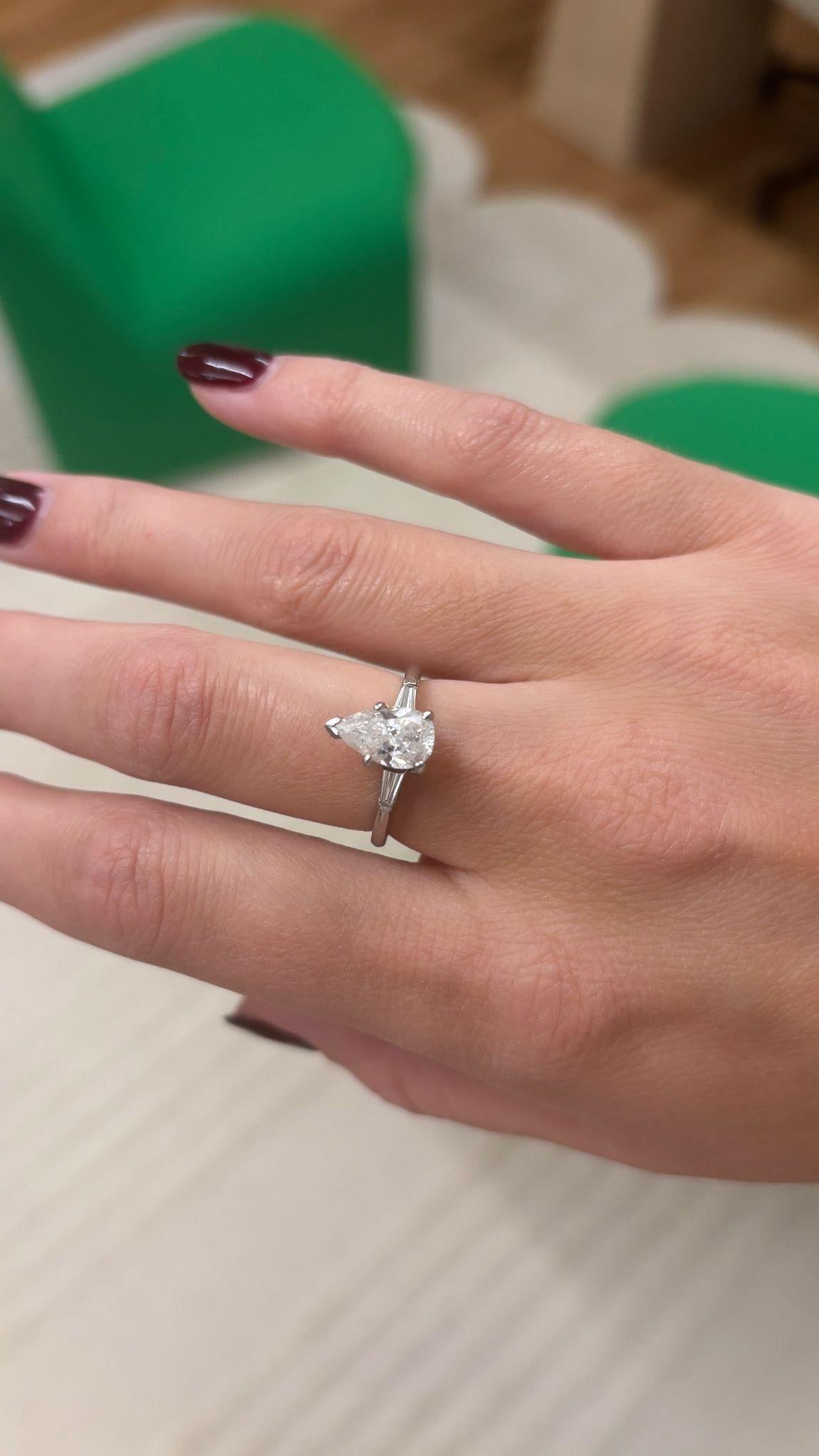 Anillo de Platino con Diamante en Forma de Pera de 1,60 Quilates y Detalles en Baguette en venta 10