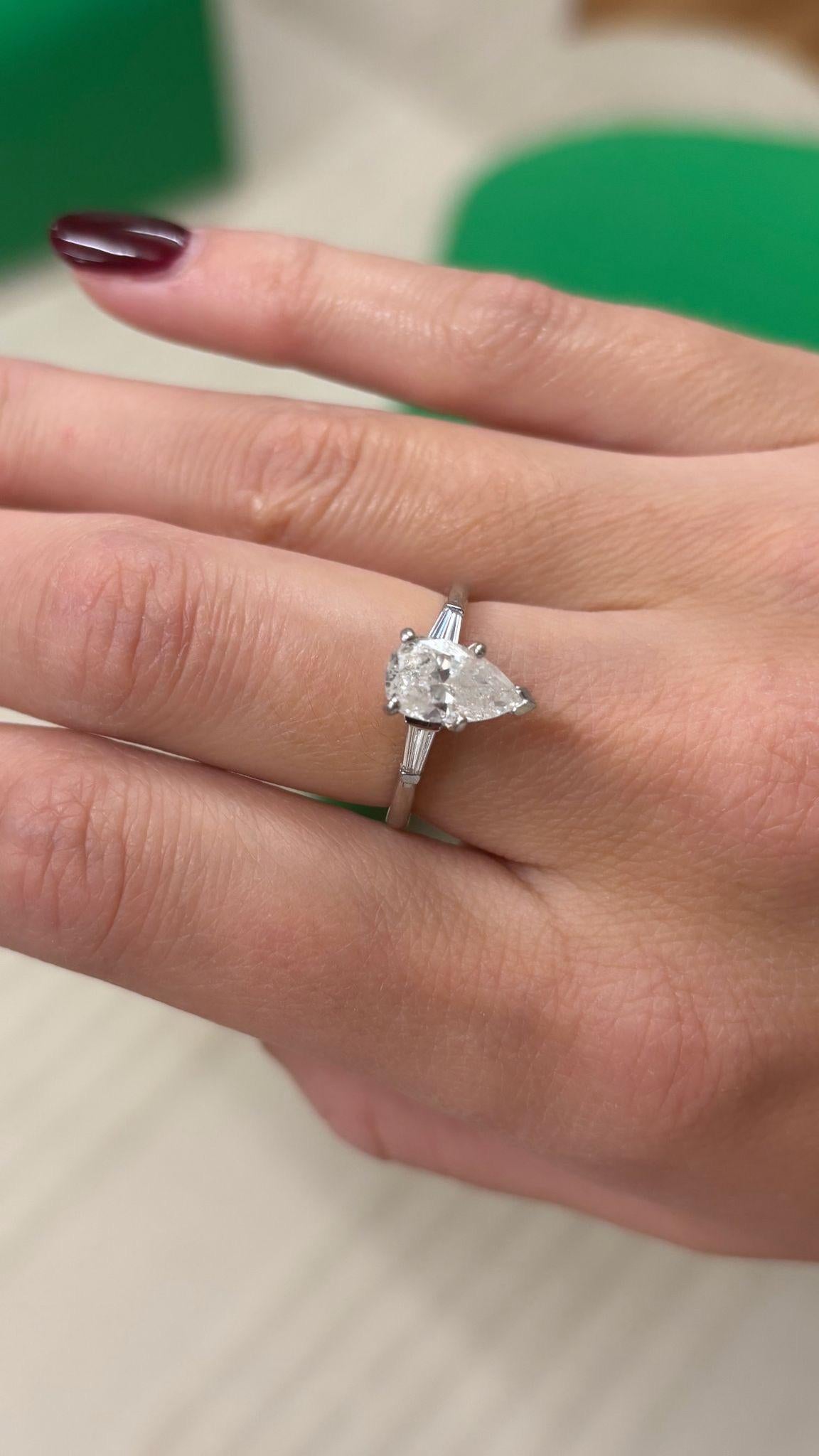 Anillo de Platino con Diamante en Forma de Pera de 1,60 Quilates y Detalles en Baguette en venta 11