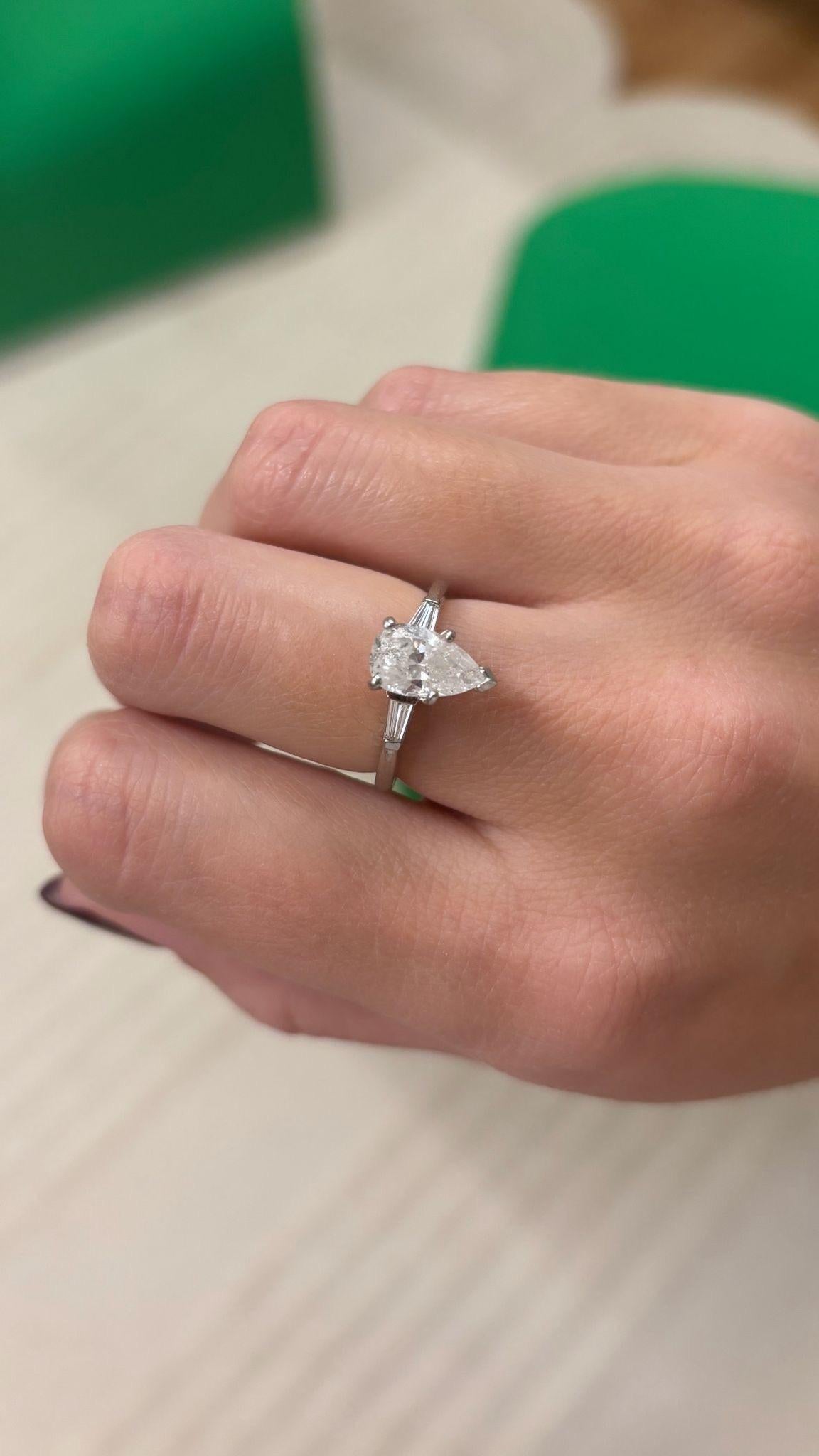 Anillo de Platino con Diamante en Forma de Pera de 1,60 Quilates y Detalles en Baguette en venta 12