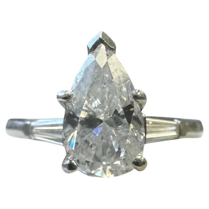 Anello in platino con diamante a forma di pera da 1,60 carati e accenti a baguette