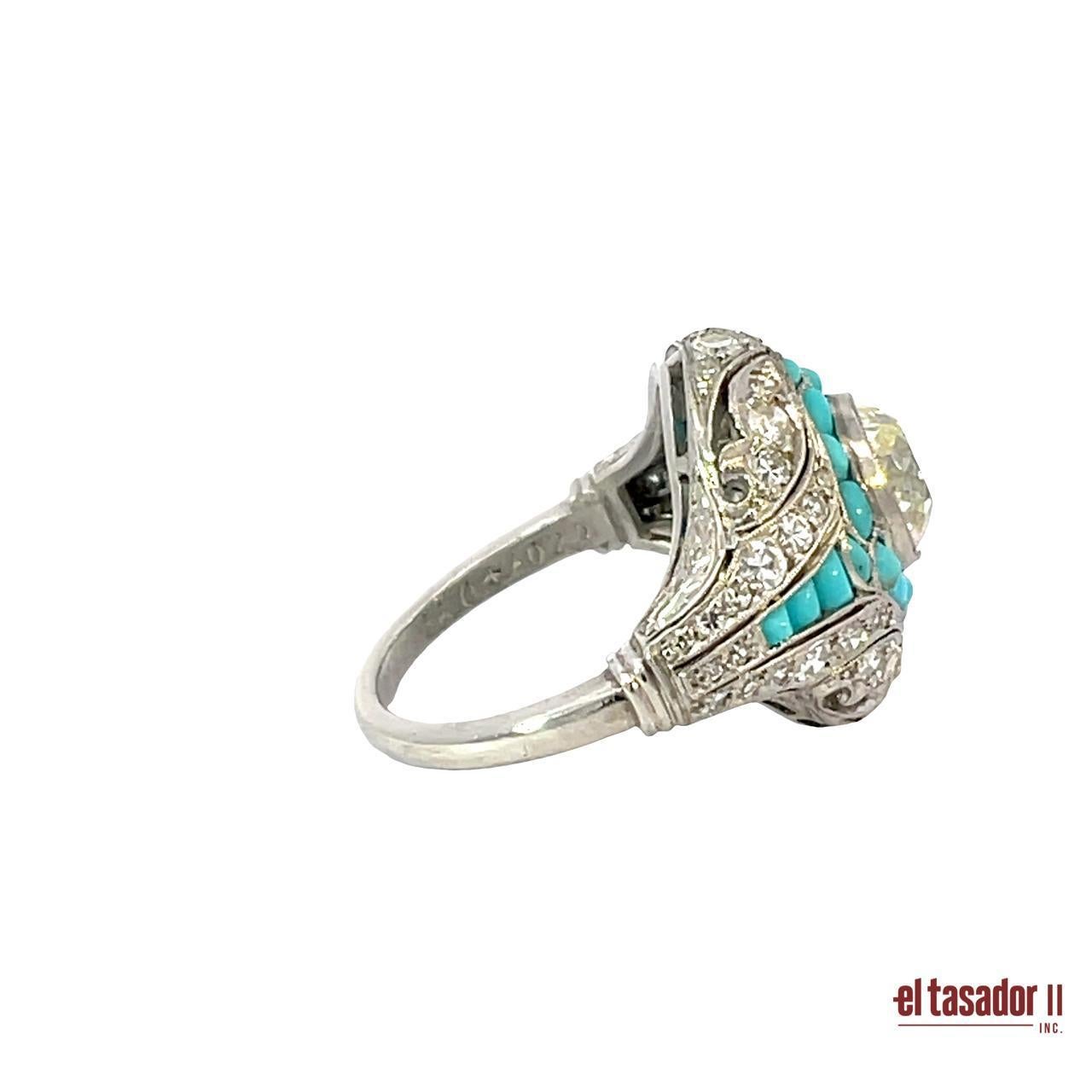 Dieser exquisite Platinring besticht durch einen 2,07-karätigen Diamanten im Brillantschliff in der Mitte, umgeben von einem zarten Arrangement natürlicher Türkiscabochons in einem floral inspirierten Design. Die geschwungene Silhouette und die