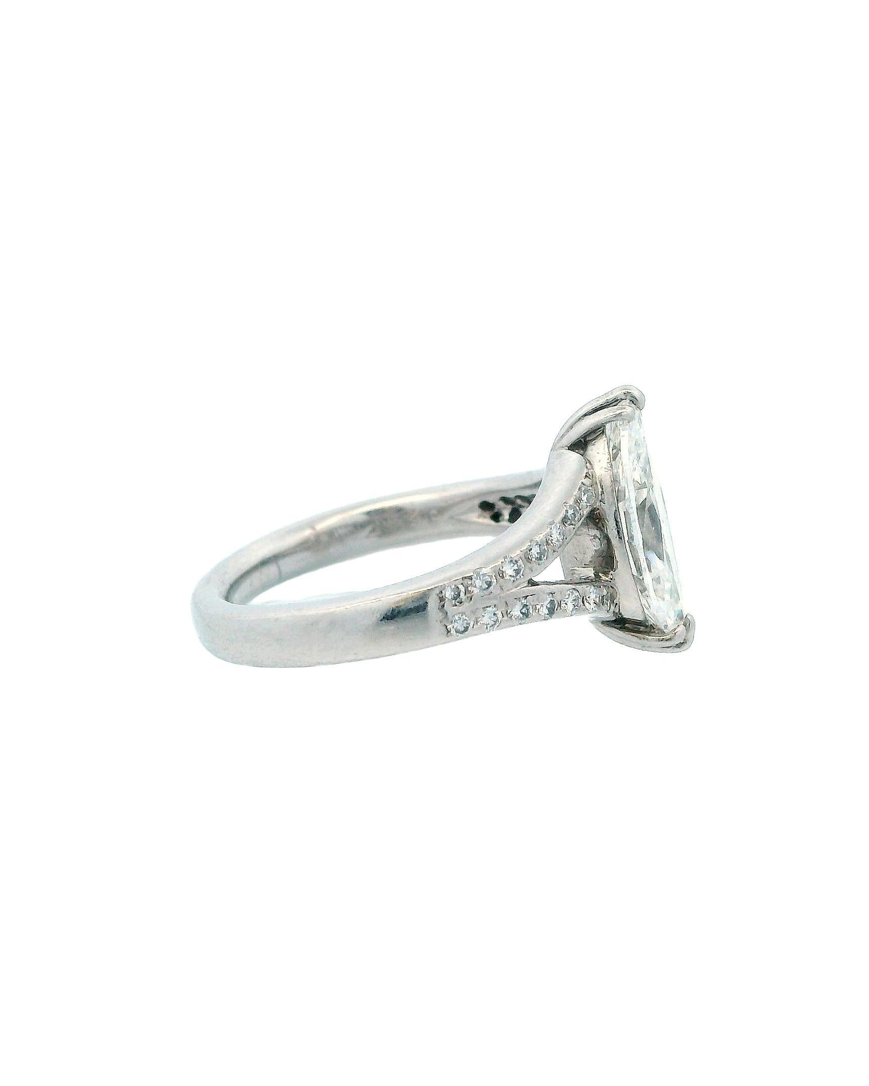 Platinum Ring with 2.50Ct Diamond In Excellent Condition For Sale In Great Neck Plaza, NY