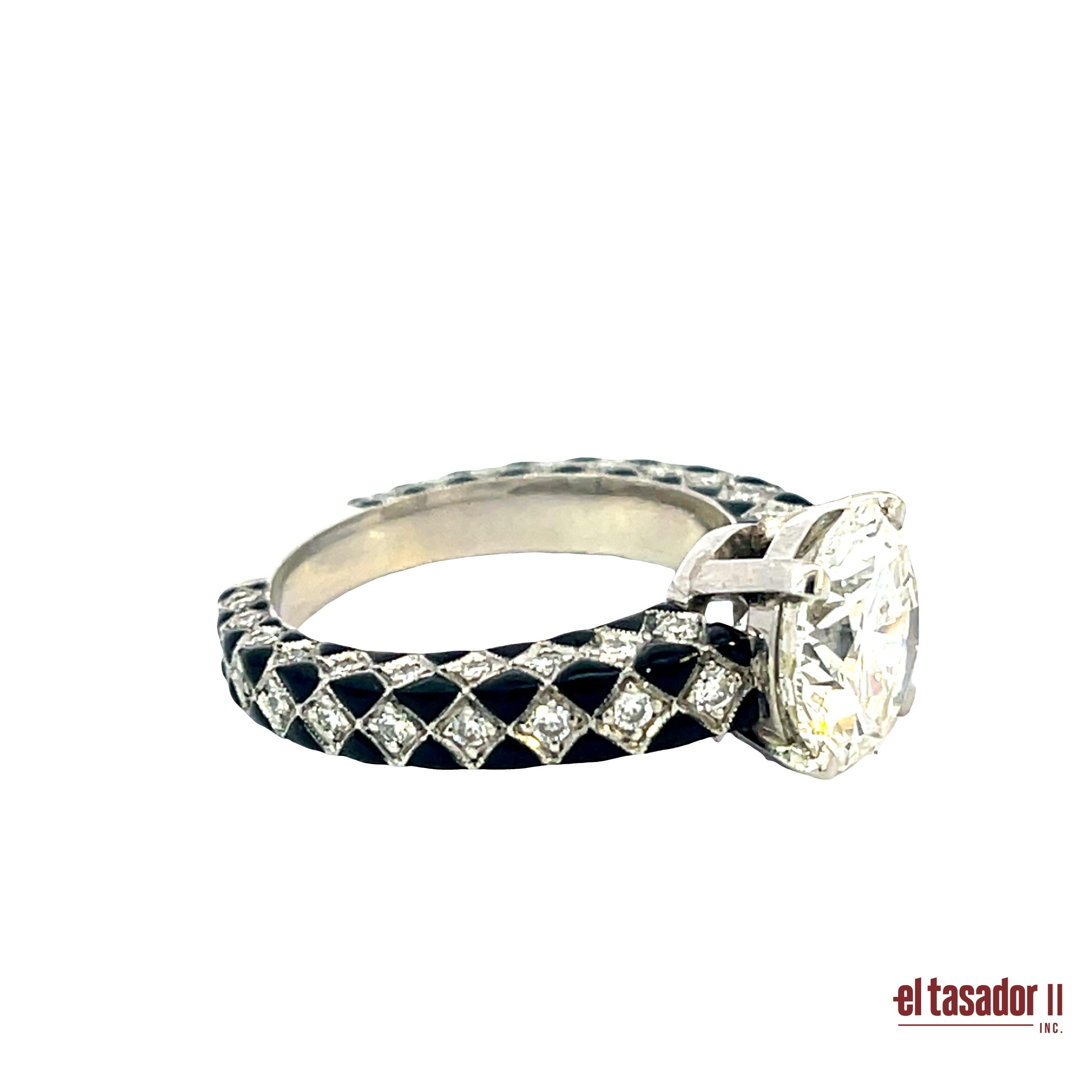 De diseño audaz y sofisticado, este anillo de platino pesa 8,6 gramos y está centrado con un magnífico diamante talla brillante de aproximadamente 3,38 quilates. La banda está adornada además con 0,72 quilates de resplandecientes diamantes redondos