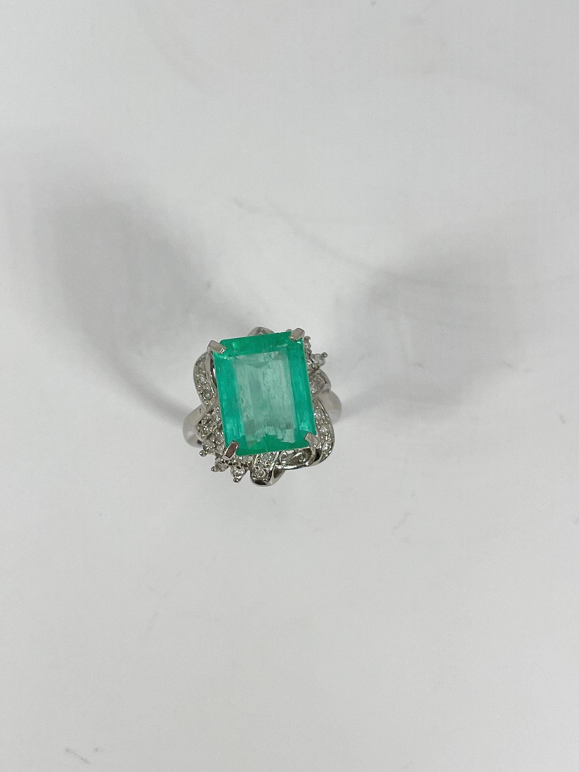 Anillo de platino de señora talla 5 1/4 engastado con una esmeralda octogonal de talla escalonada y diamantes redondos de talla brillante. El peso total del artículo es de 11,0 gramos. Viene con certificación AJI. 
Atributos de la esmeralda:
Forma y