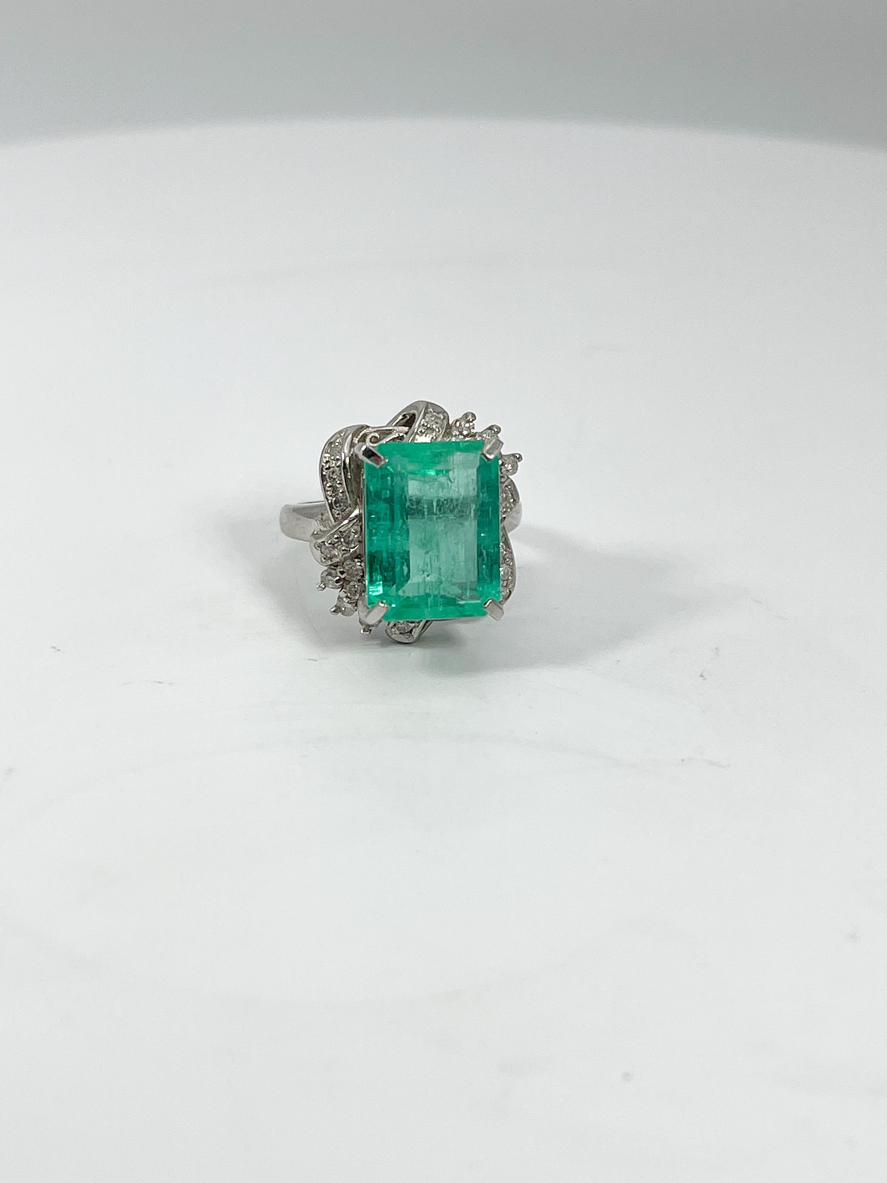 Anillo de platino con esmeralda de 5,00 ct y diamantes de 0,32 ctw Corte redondo en venta