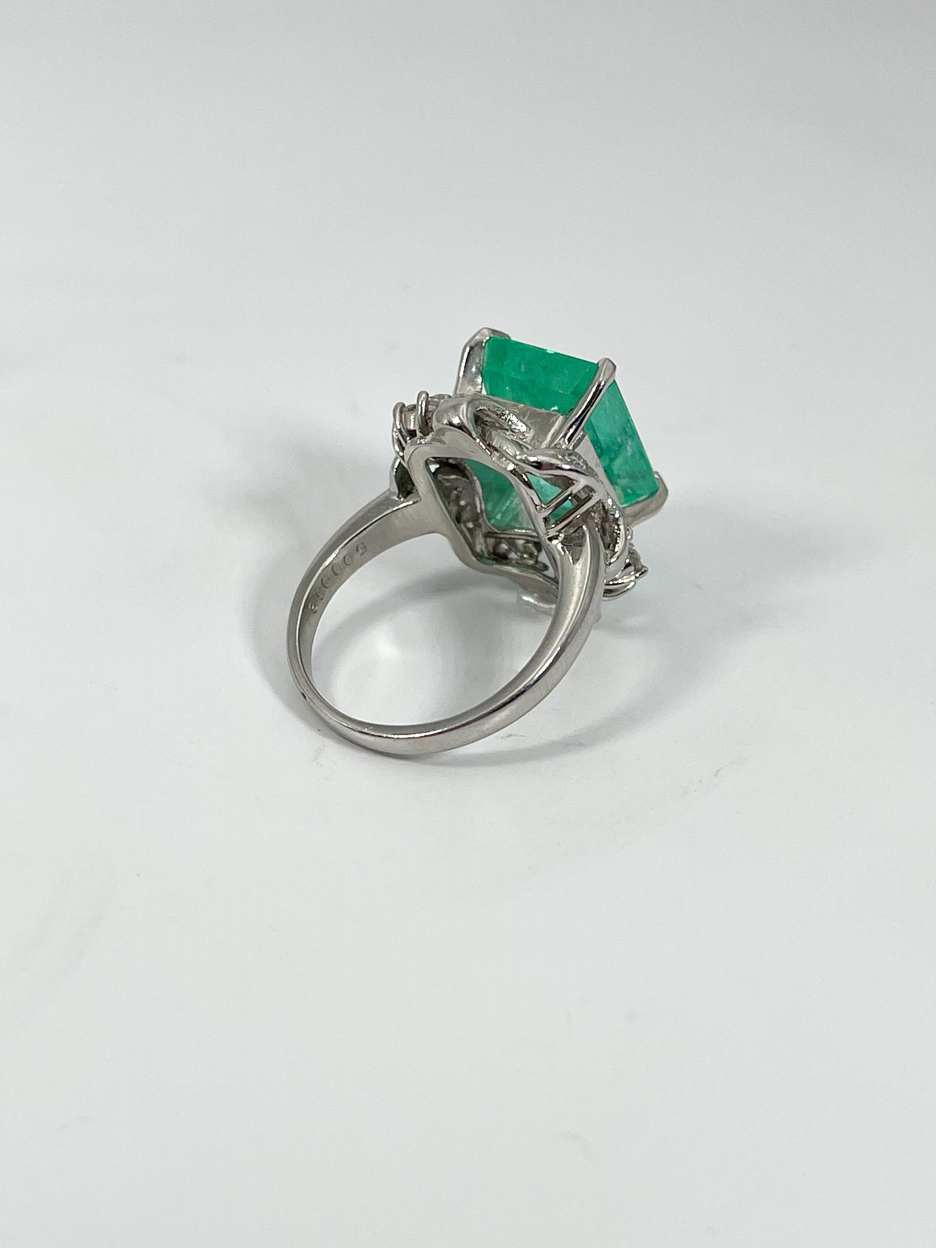 De las mujeres Anillo de platino con esmeralda de 5,00 ct y diamantes de 0,32 ctw en venta