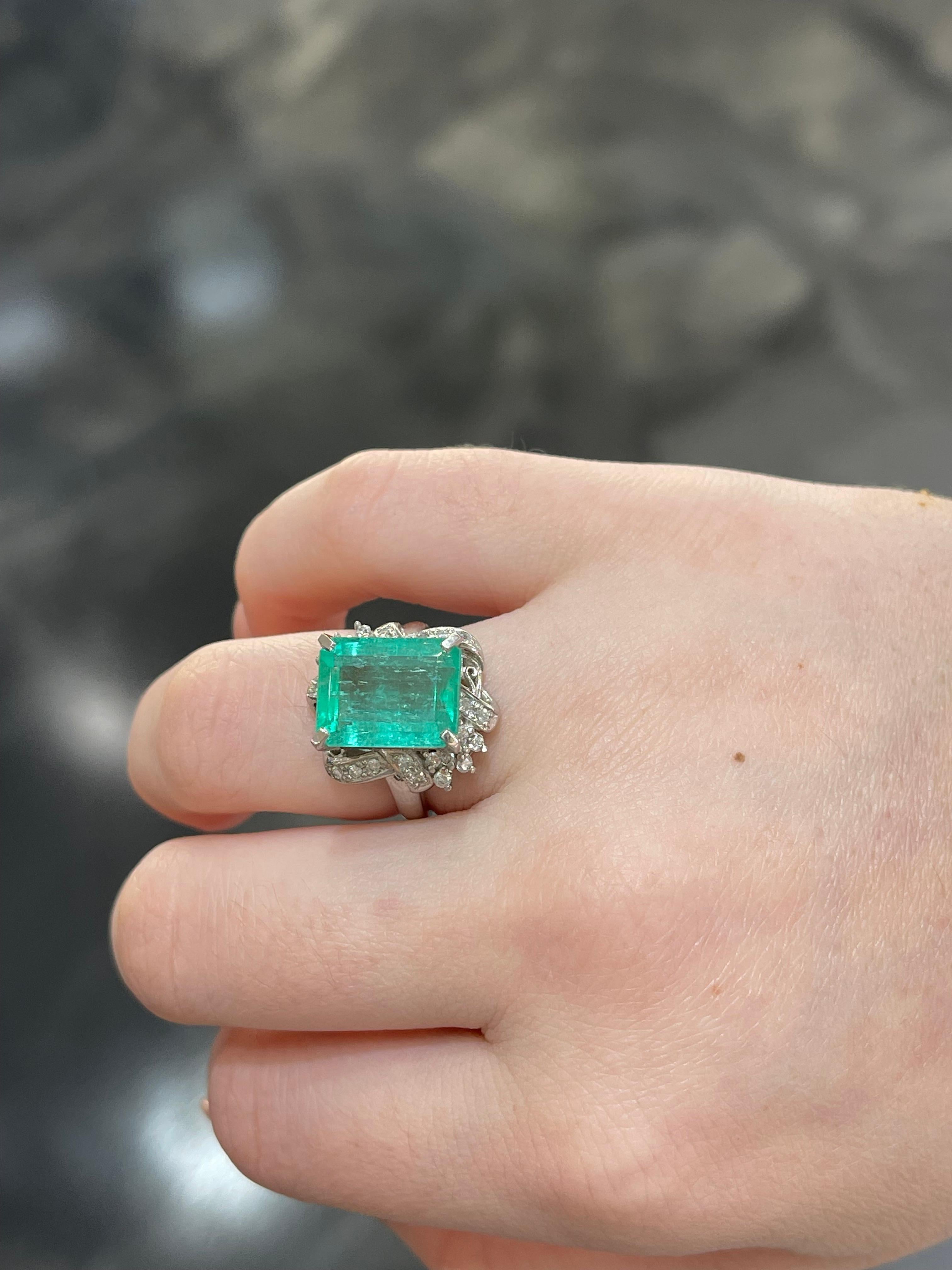 Anillo de platino con esmeralda de 5,00 ct y diamantes de 0,32 ctw en venta 1