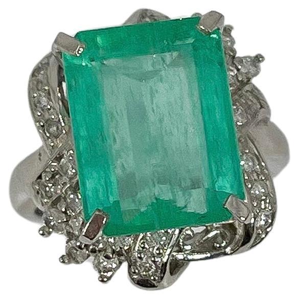 Anillo de platino con esmeralda de 5,00 ct y diamantes de 0,32 ctw en venta