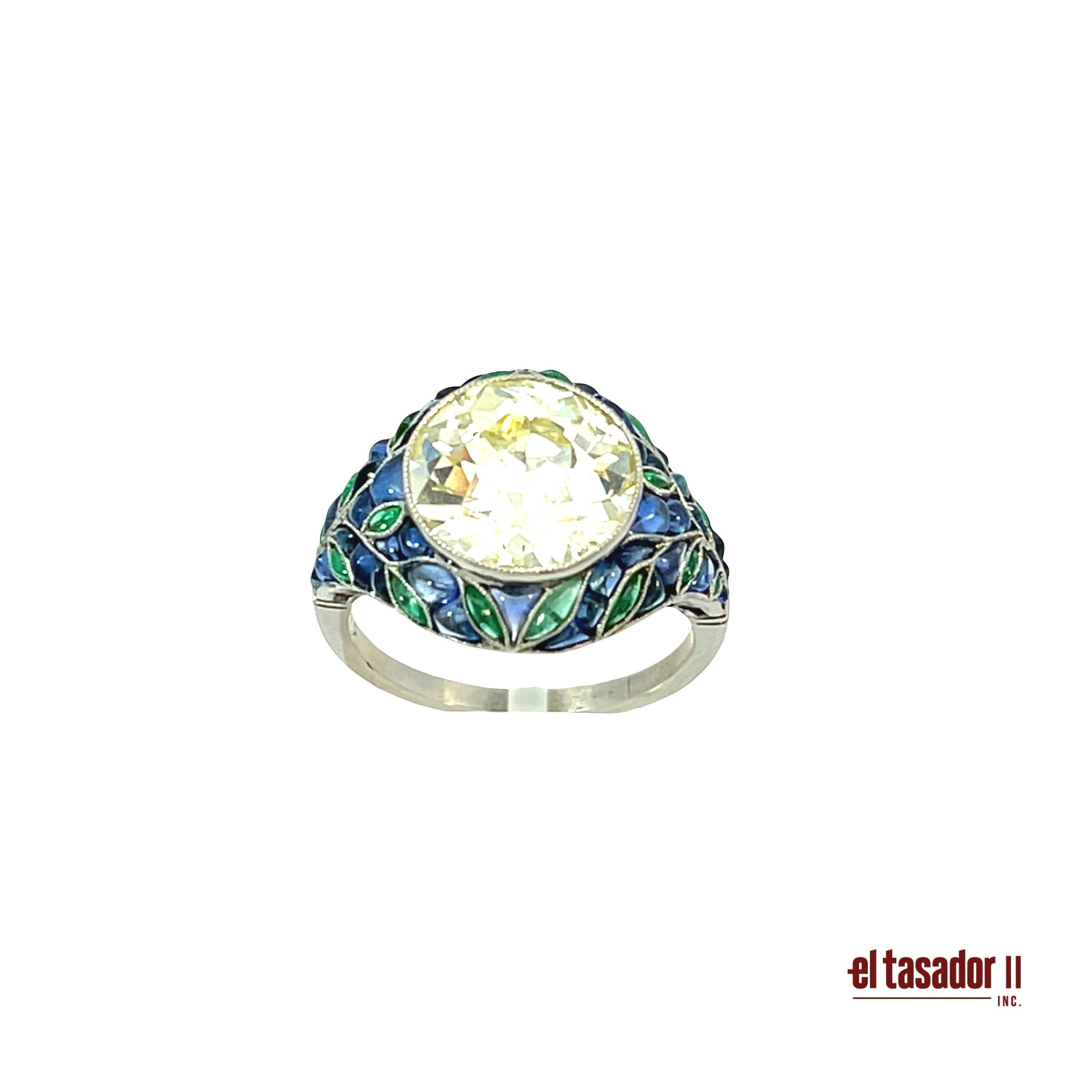 Dieser außergewöhnliche 6,2-Gramm-Ring aus Platin ist ein echtes Schmuckstück, das Eleganz mit einem einzigartigen Charakter verbindet. Im Mittelpunkt steht ein funkelnder 5,05-Karat-Diamant, der durch seine Größe und seinen Glanz auffällt und die