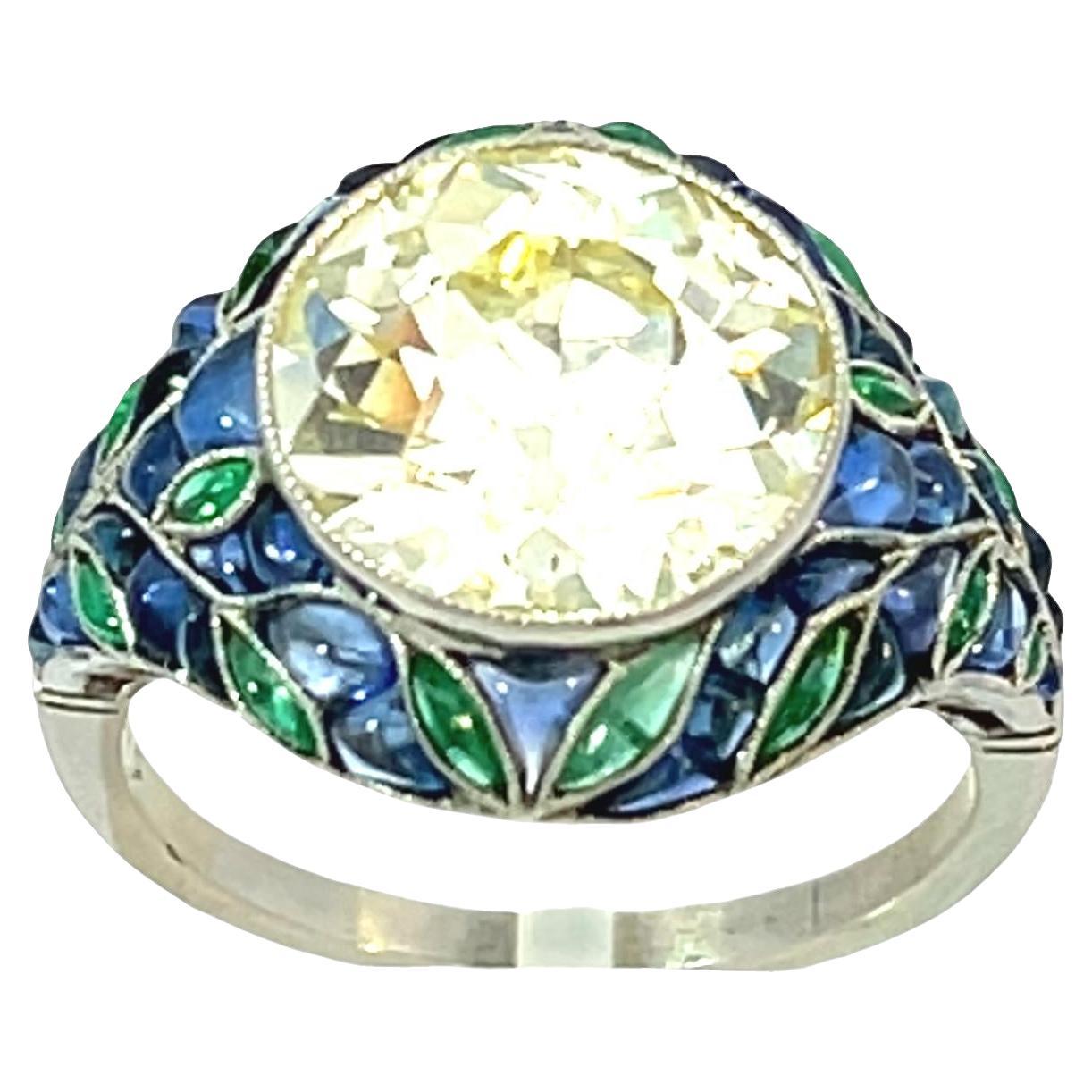 Anello in platino con diamante da 5,05 carati, smeraldi e zaffiri.