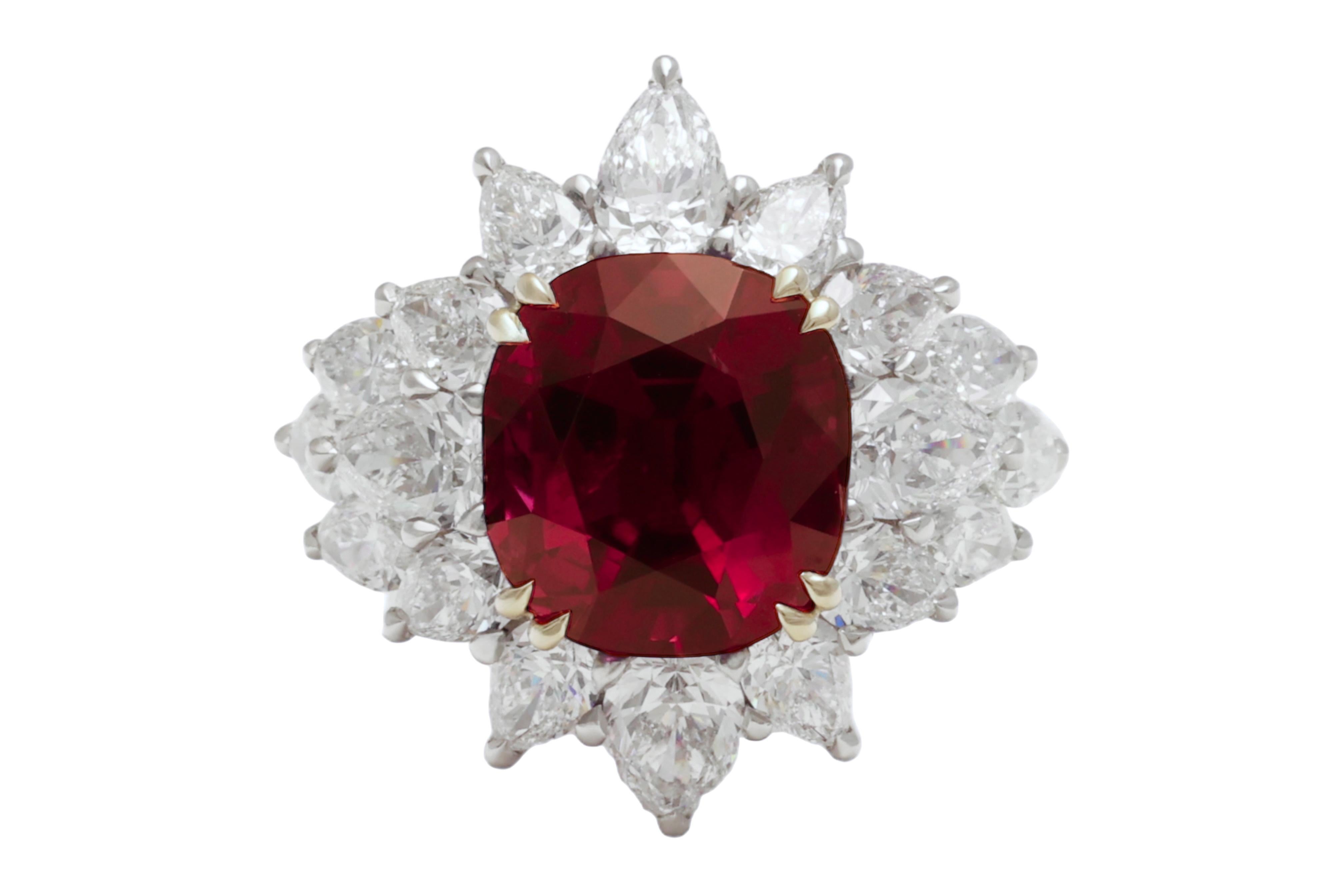 Bellissimo anello di platino con un colore e una vita incredibili  6,85 ct. Rubino NH e 4,12 ct. Diamanti

Rubino: Rubino rosso porpora Non riscaldato 6,85 ct. Il rubino è certificato con un certificato GRS, con una vita, un colore e una limpidezza