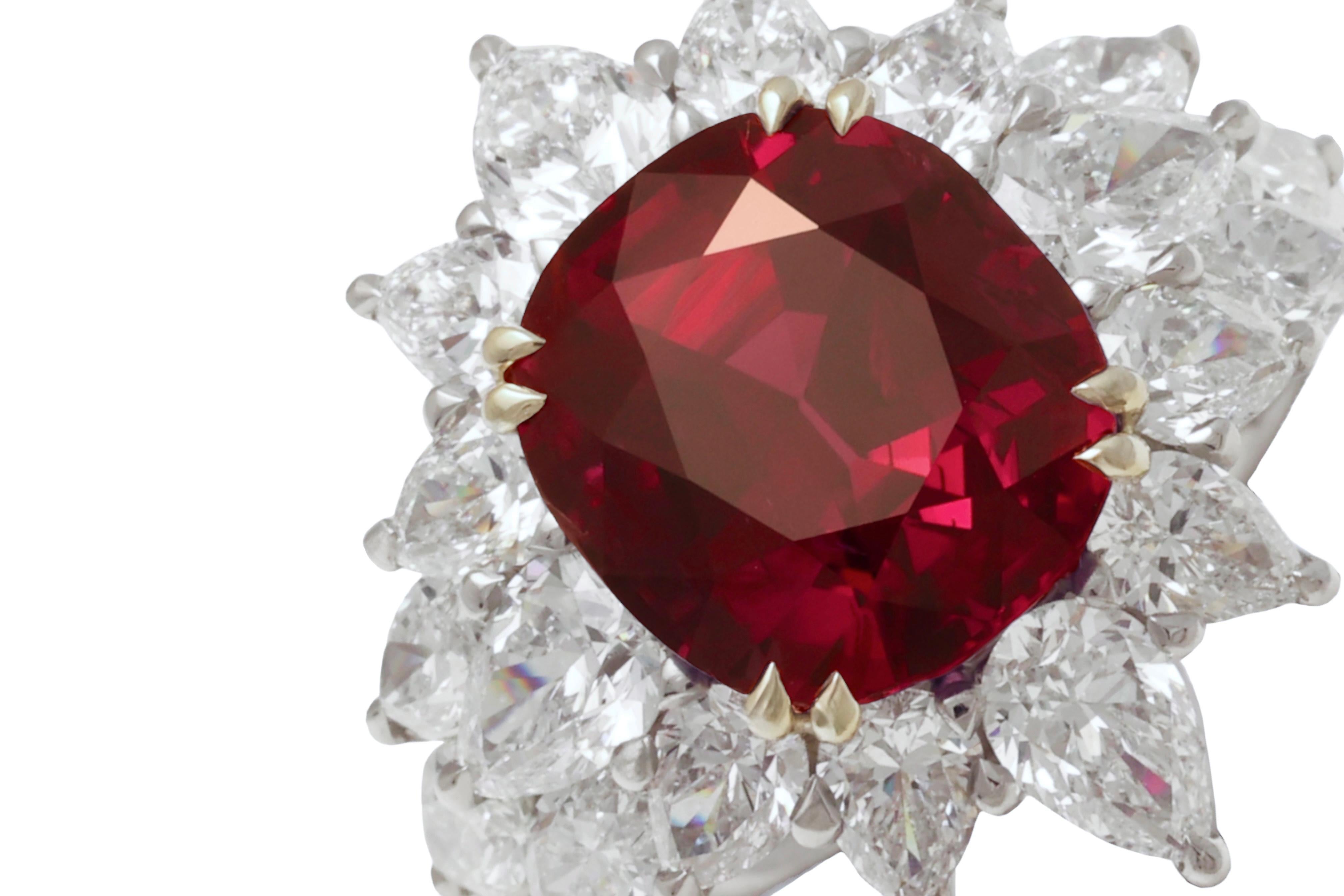 Taglio ovale Anello di platino  Con 6,85 ct. Rubino NH e 4,12 ct. Diamanti in vendita