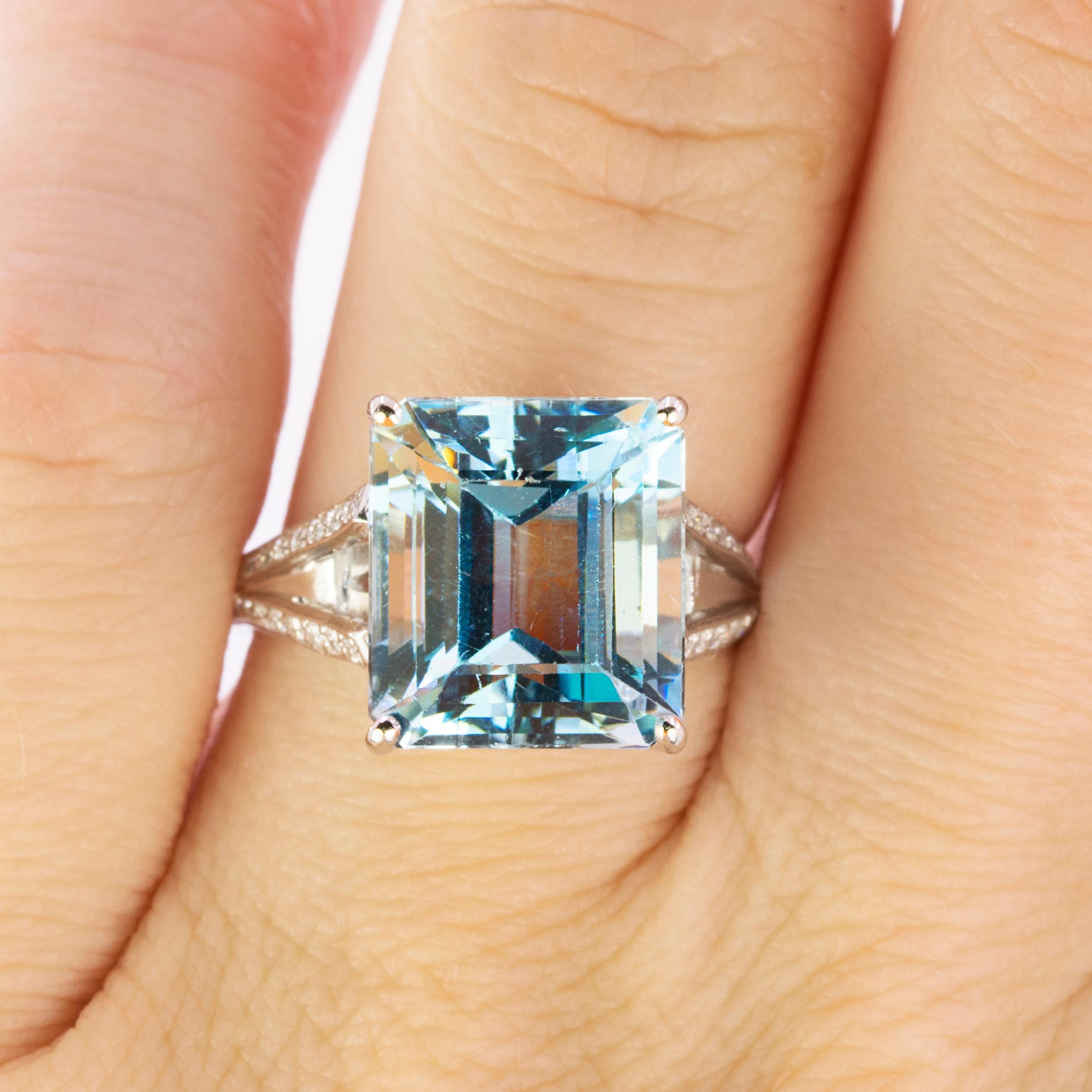 Platinum Ring with 8.73 Carat Emerald Cut Aquamarine In New Condition In Sarasota, FL