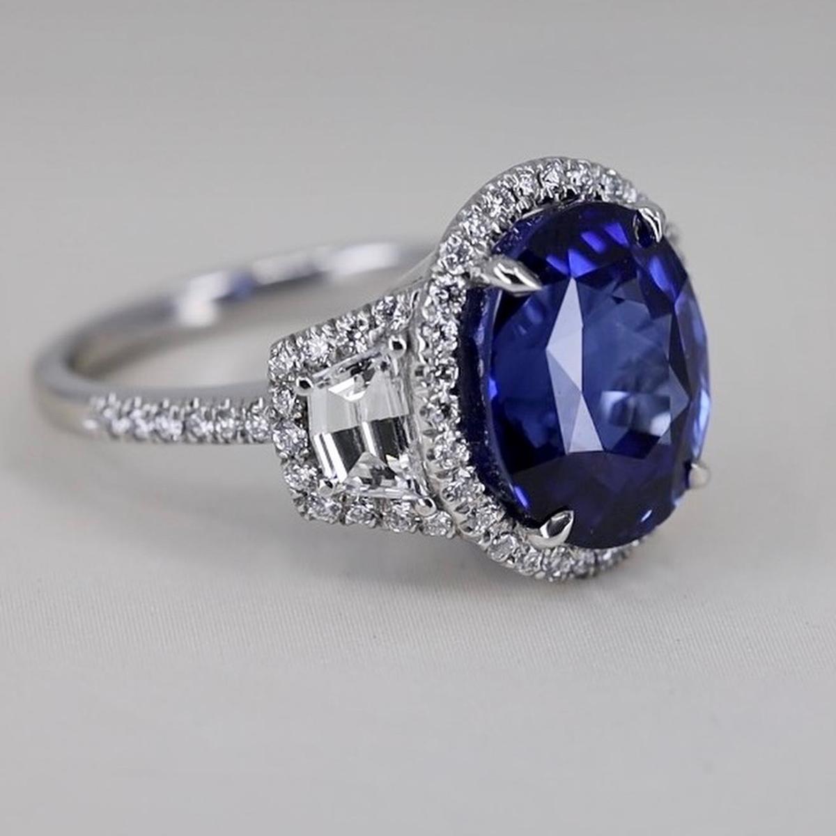 Platinum Ring with 9.56 Carat, Royal Blue Ceylon Sapphire For Sale 3
