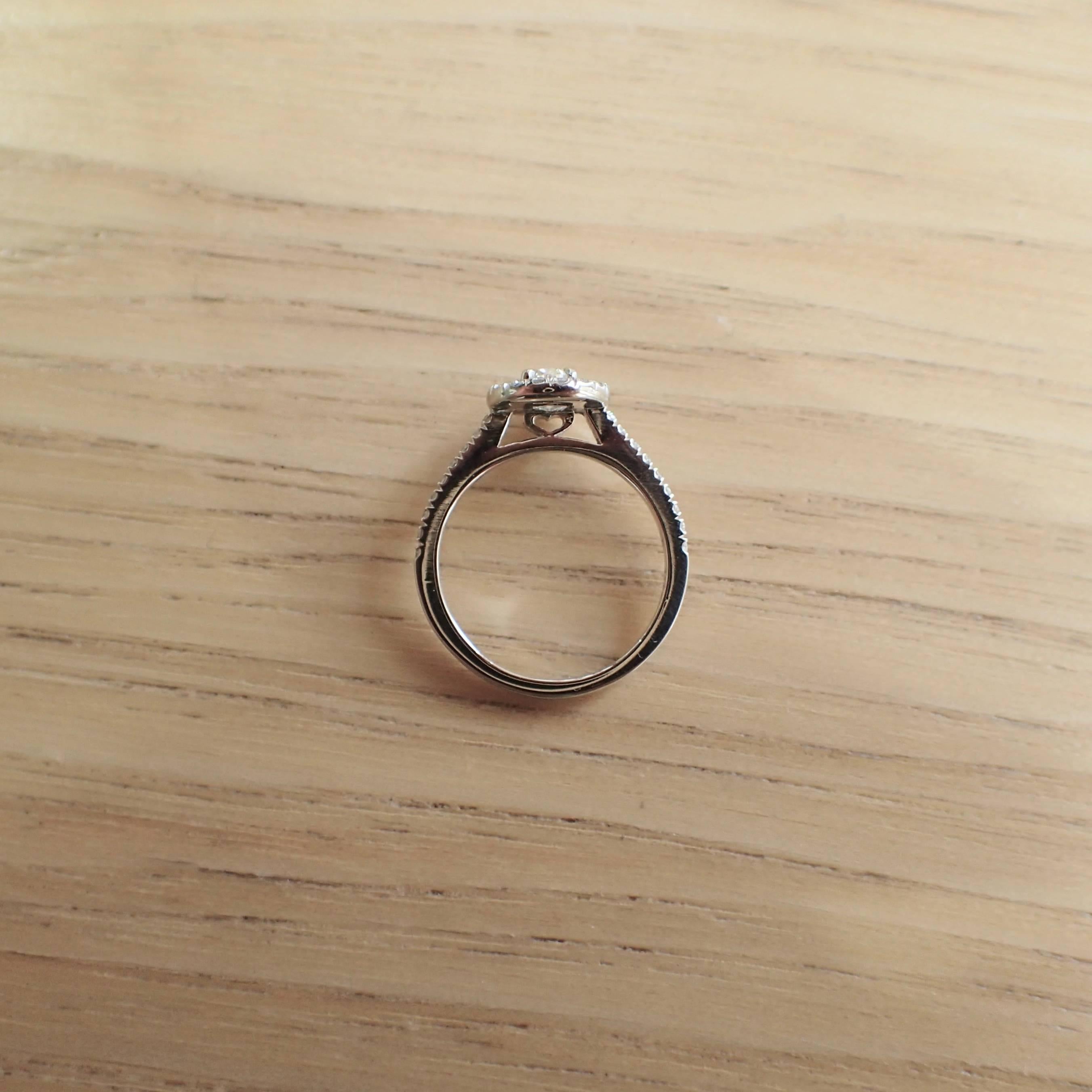 Women's or Men's 0.92 carats - Platinum Engagement Ring Pear Shape Diamond Natural Light Pink For Sale