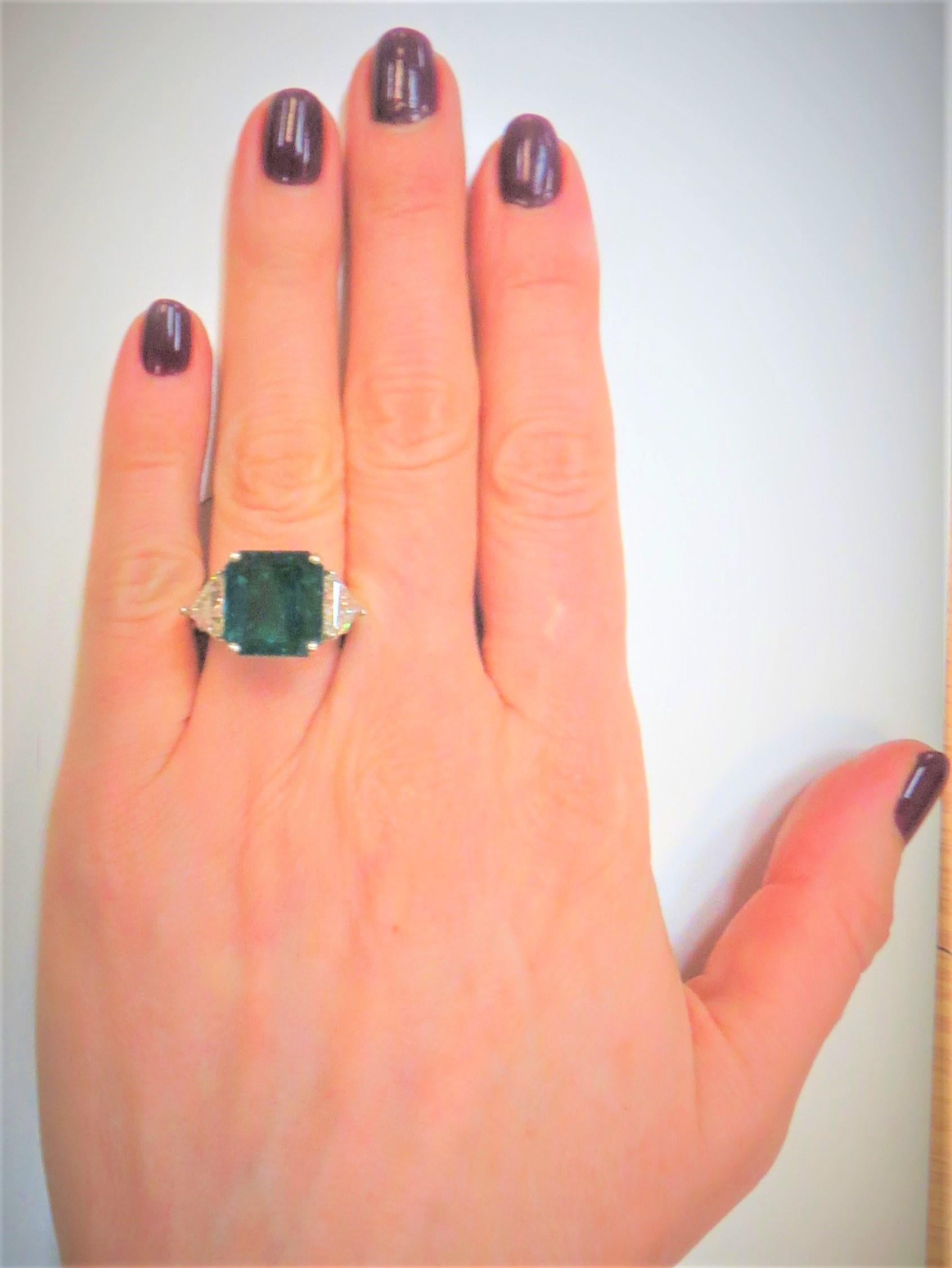 Bague en platine, sertie d'une émeraude pesant 6,98cts et de deux diamants triangulaires pesant 1,50cts, couleur GH, pureté SI.
Taille des doigts 6.5. Peut être dimensionné
Vente au détail 95 000