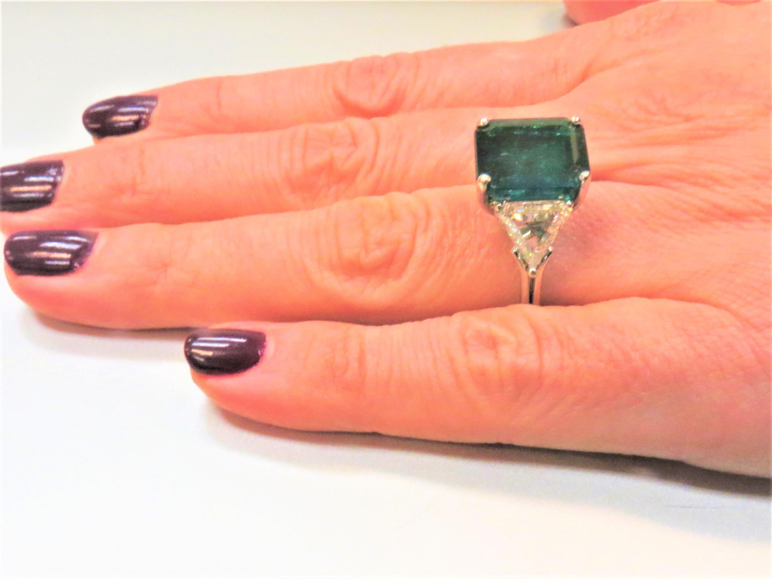 Emerald Cut Emerald and Triangular Diamond Platinum Ring In New Condition For Sale In Chicago, IL