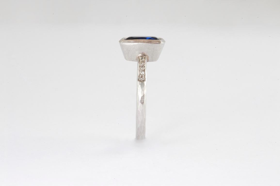 Contemporary Platinum Sapphire and diamond Ring 3.05 Carat For Sale