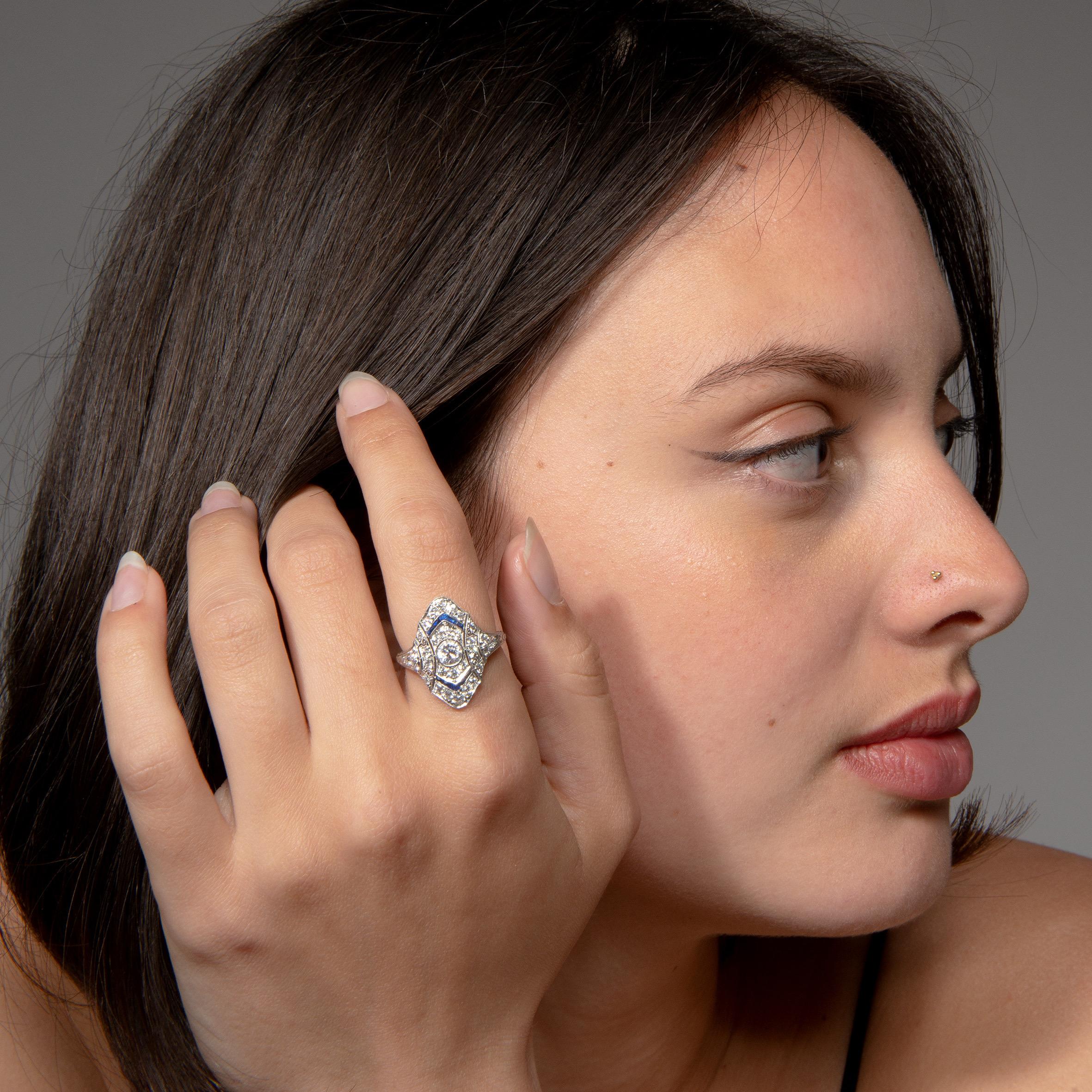Platin-Ring mit Diamanten und Saphiren (Alteuropäischer Schliff) im Angebot