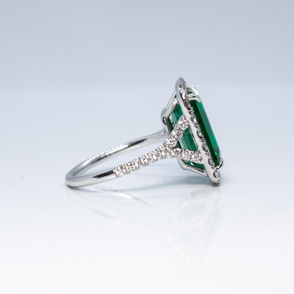 Platinum Ring with Emerald Cut Emerald and Diamond Accents In Good Condition For Sale In Scottsdale, AZ