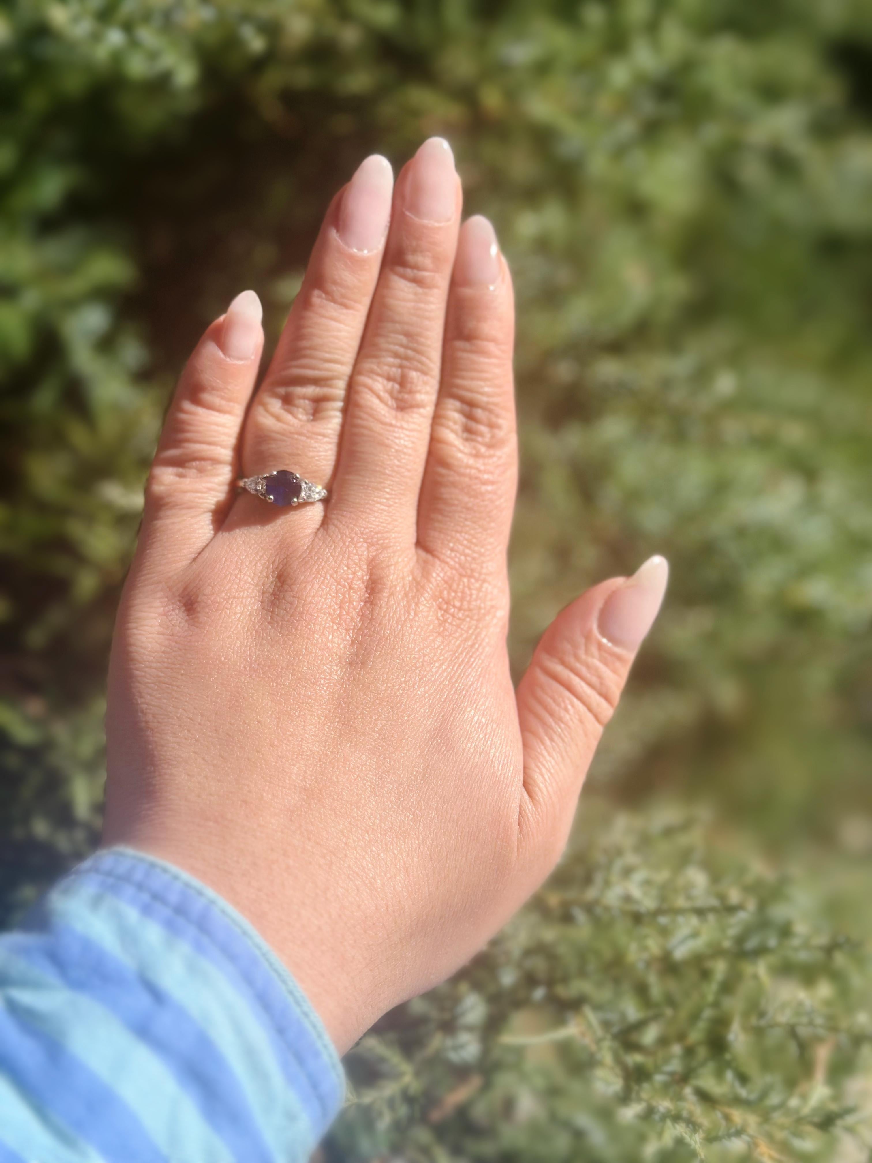 Art Deco Platinum Ring with Filigree, Hand Engraving, 1.31 carat Sapphire and Diamonds For Sale